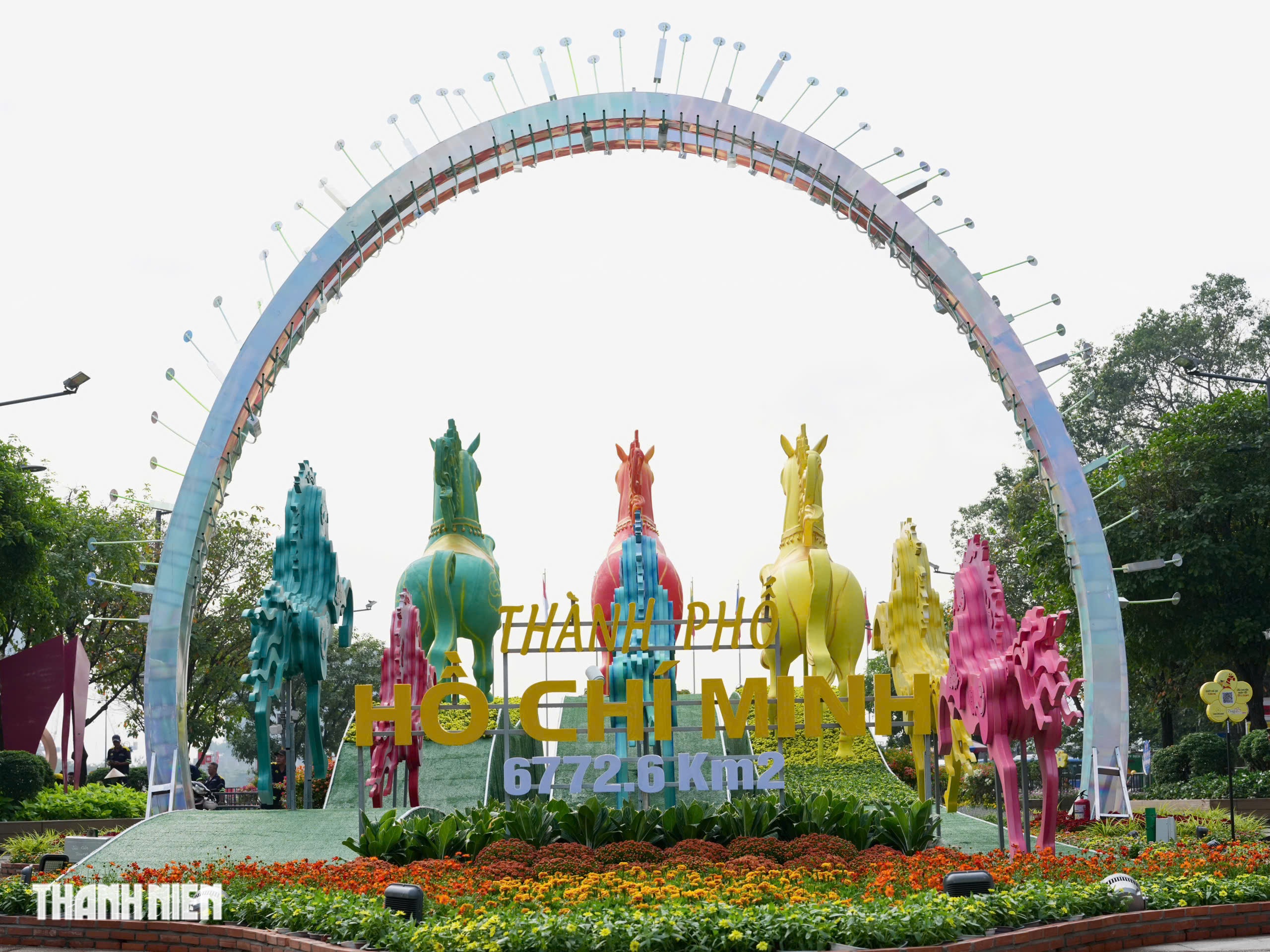 Nh&igrave;n từ tr&ecirc;n cao, đường hoa Nguyễn Huệ rực rỡ trước giờ khai mạc - Ảnh 12.