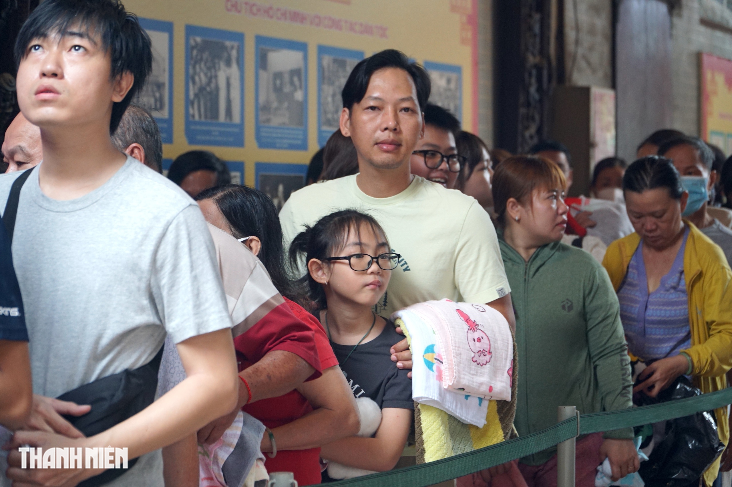 Hàng ngàn người đến chùa Bà Thiên Hậu ở Chợ Lớn xin ấn ngày tất niên - Ảnh 4.