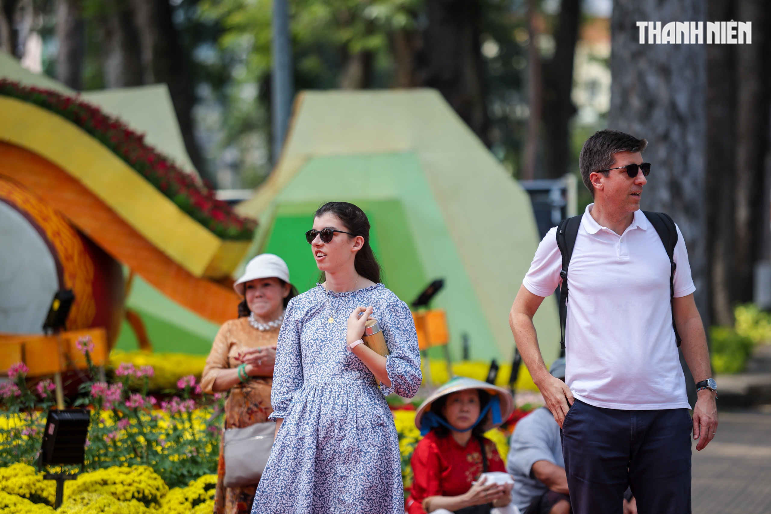 Du kh&aacute;ch nước ngo&agrave;i ngỡ ng&agrave;ng giữa kh&ocirc;ng gian xu&acirc;n rực rỡ tại TP.HCM - Ảnh 4.