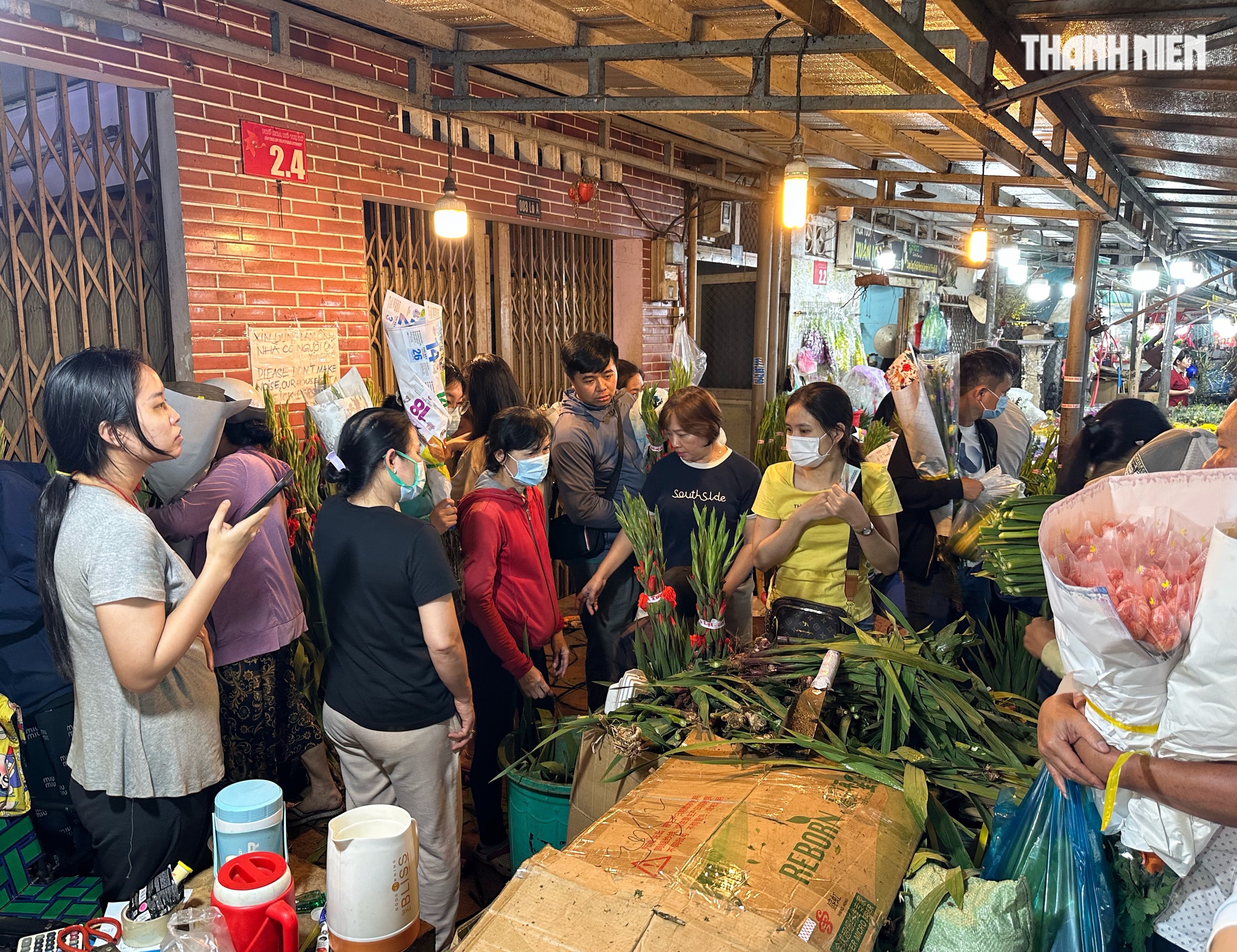 Đêm 28 tết, độc lạ chợ hoa lớn nhất TP.HCM: Shop… không cho trả giá, vì sao? - Ảnh 3.