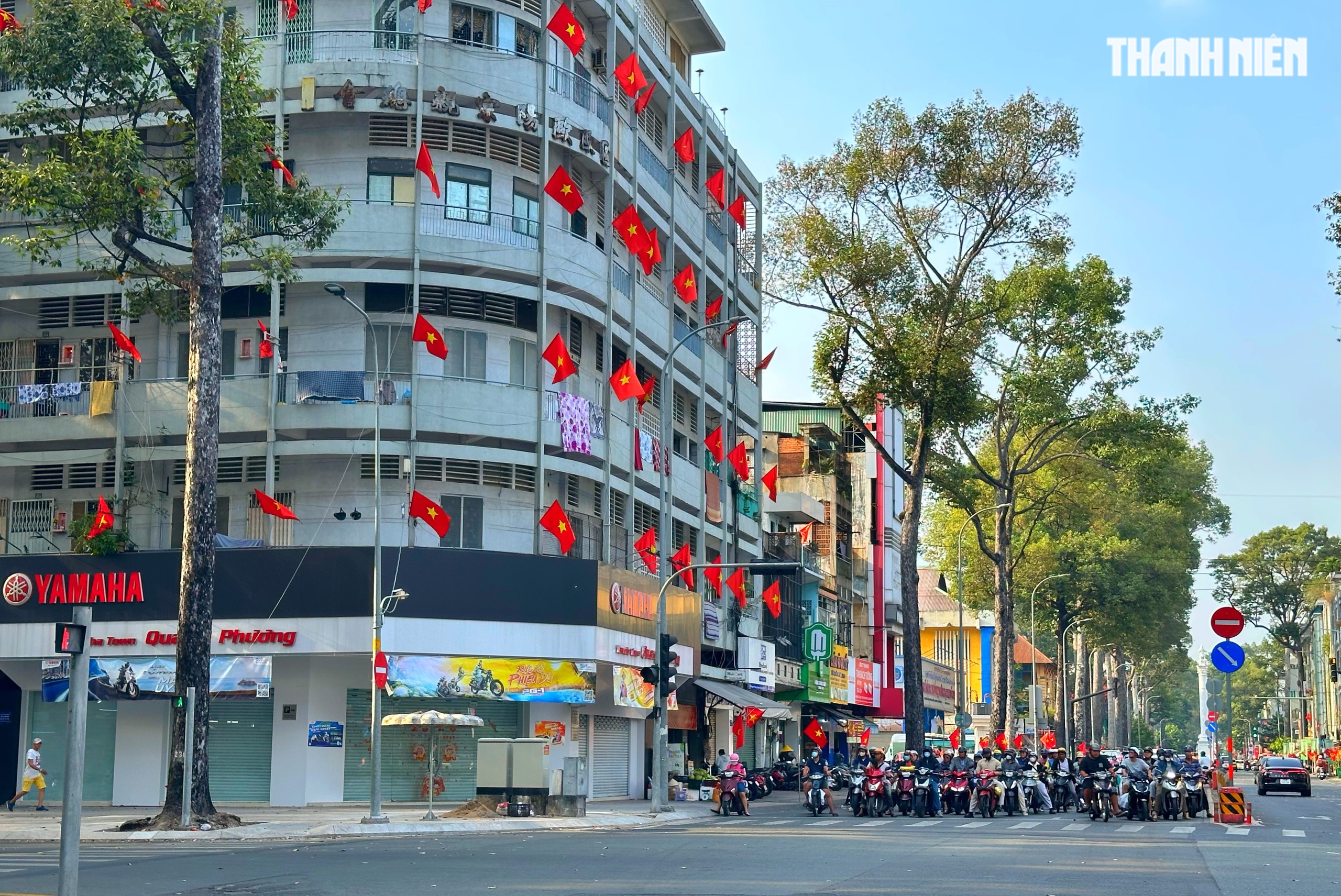 Hoàng hôn 28 tết trước ngày giao thừa: Đường phố trung tâm TP.HCM thật khác! - Ảnh 1.