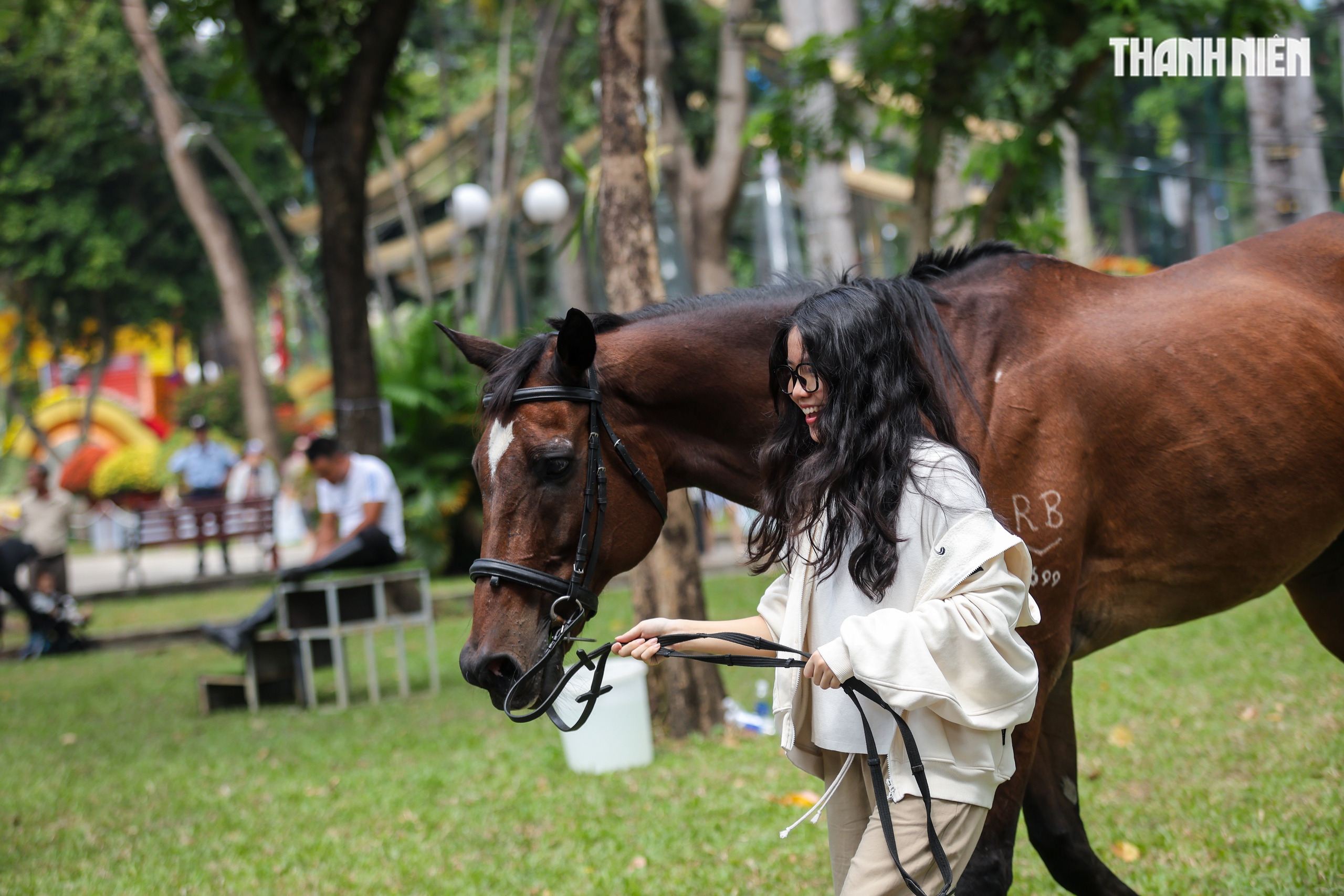 Bạn trẻ đổ về Hội hoa xuân Tao Đàn thưởng lãm sắc xuân, xem ngựa thật - Ảnh 4.