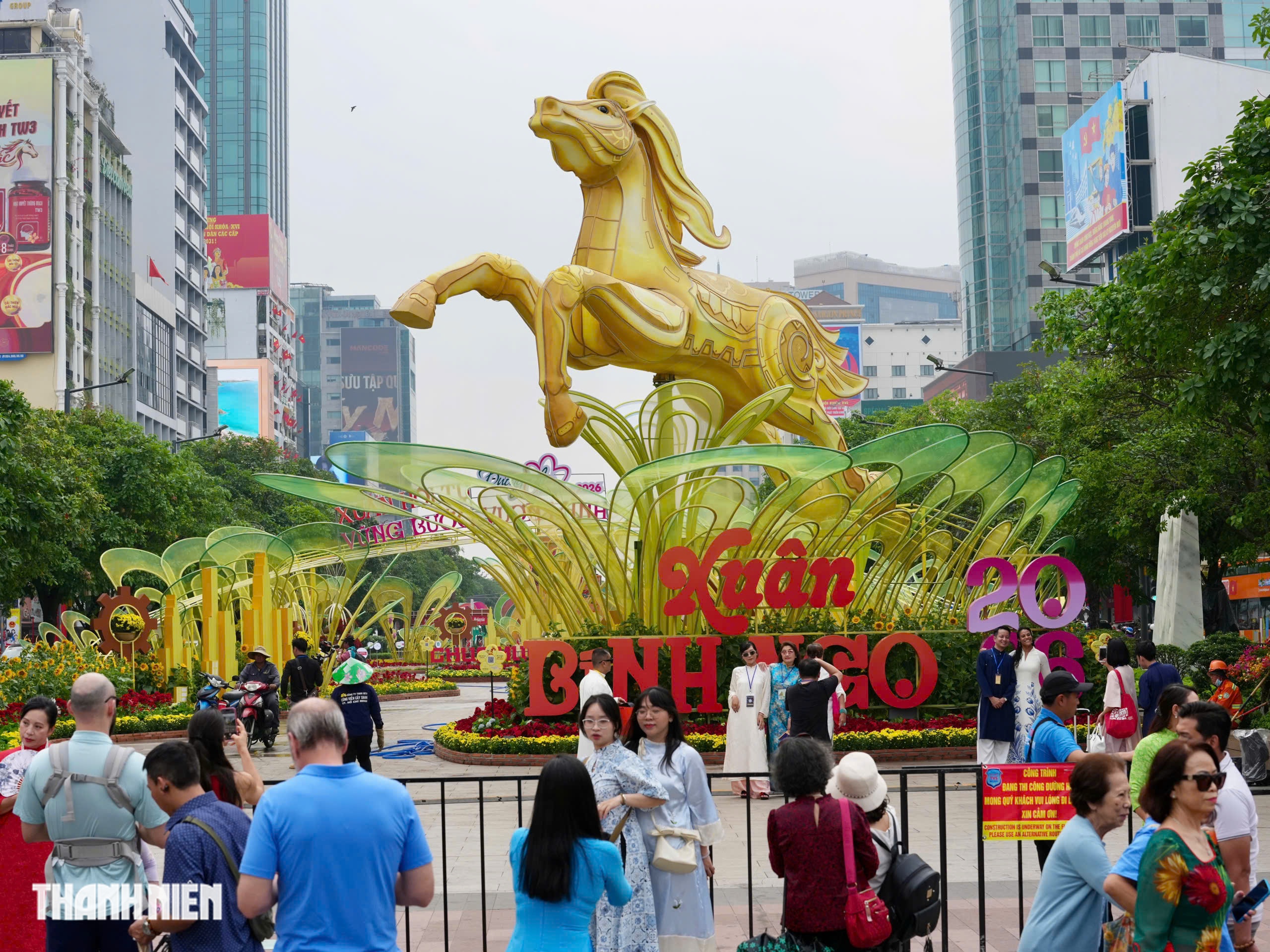 Nh&igrave;n từ tr&ecirc;n cao, đường hoa Nguyễn Huệ rực rỡ trước giờ khai mạc - Ảnh 9.