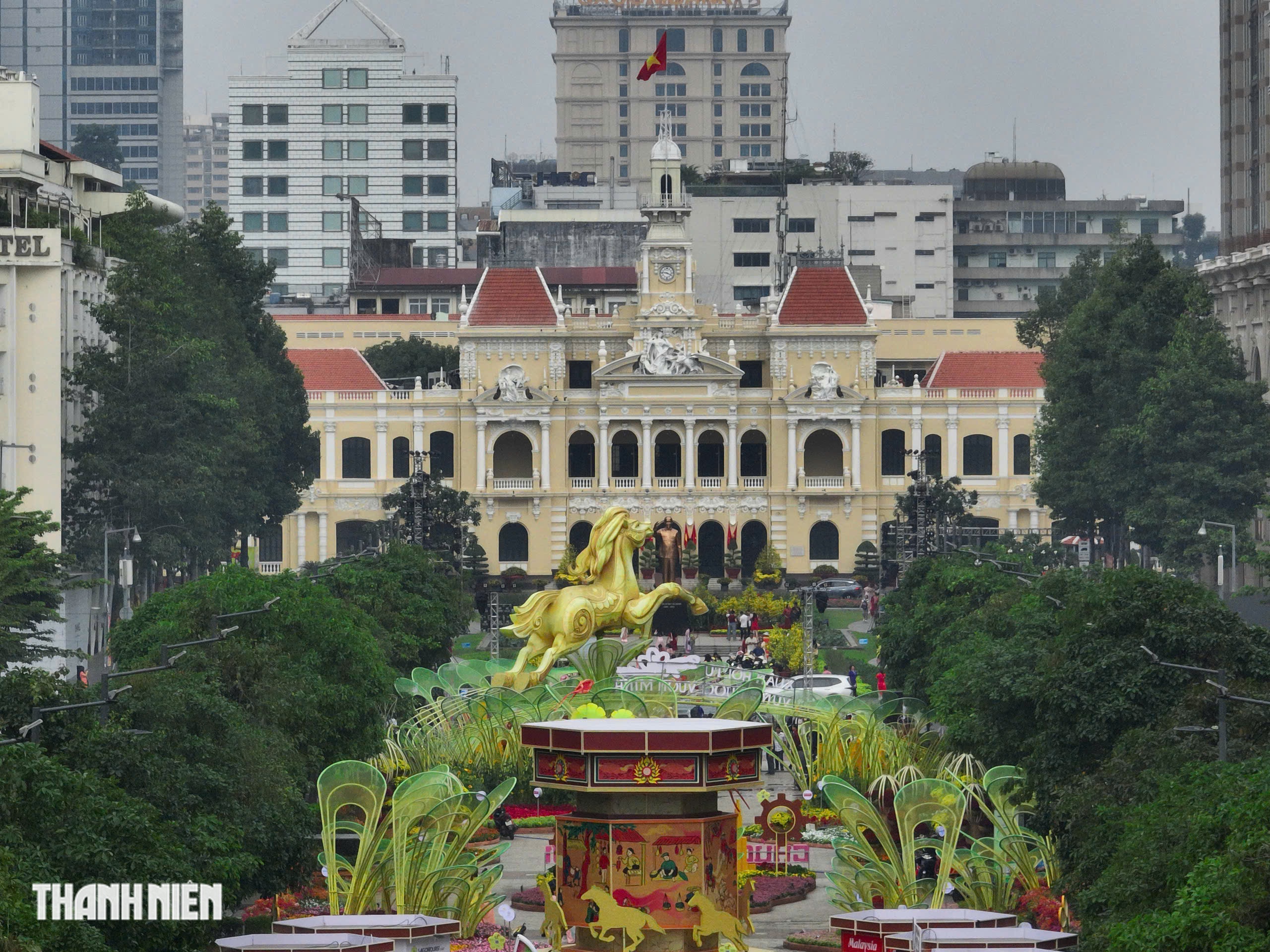 Nh&igrave;n từ tr&ecirc;n cao, đường hoa Nguyễn Huệ rực rỡ trước giờ khai mạc - Ảnh 3.
