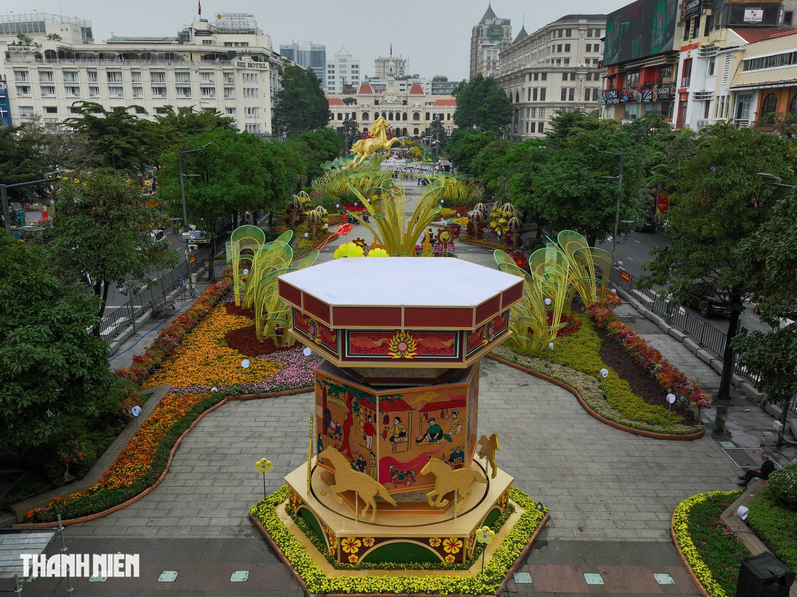Nh&igrave;n từ tr&ecirc;n cao, đường hoa Nguyễn Huệ rực rỡ trước giờ khai mạc - Ảnh 5.