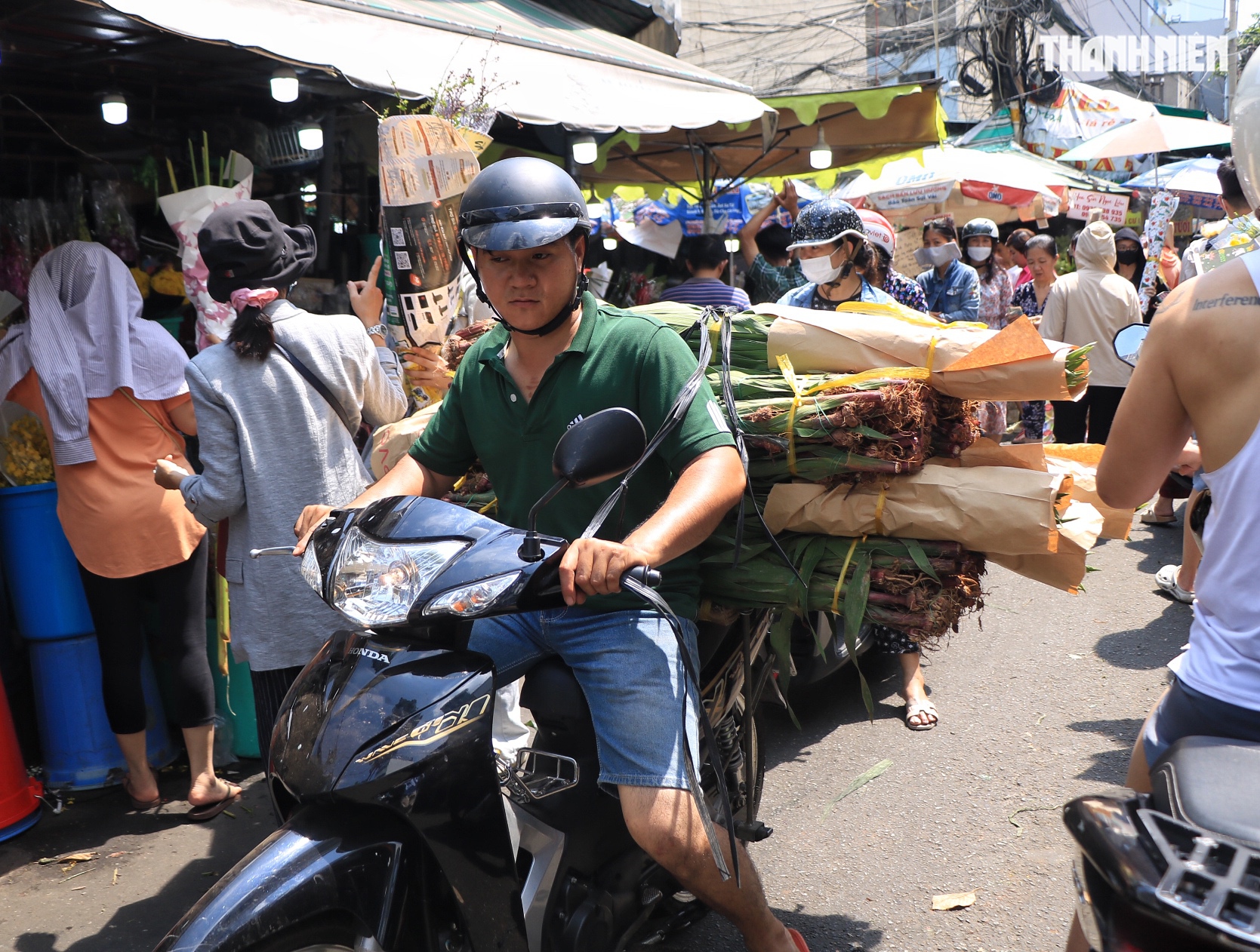 Giữa trưa 28 tết: Bất ngờ ở chợ hoa lớn nhất TP.HCM - Ảnh 3.