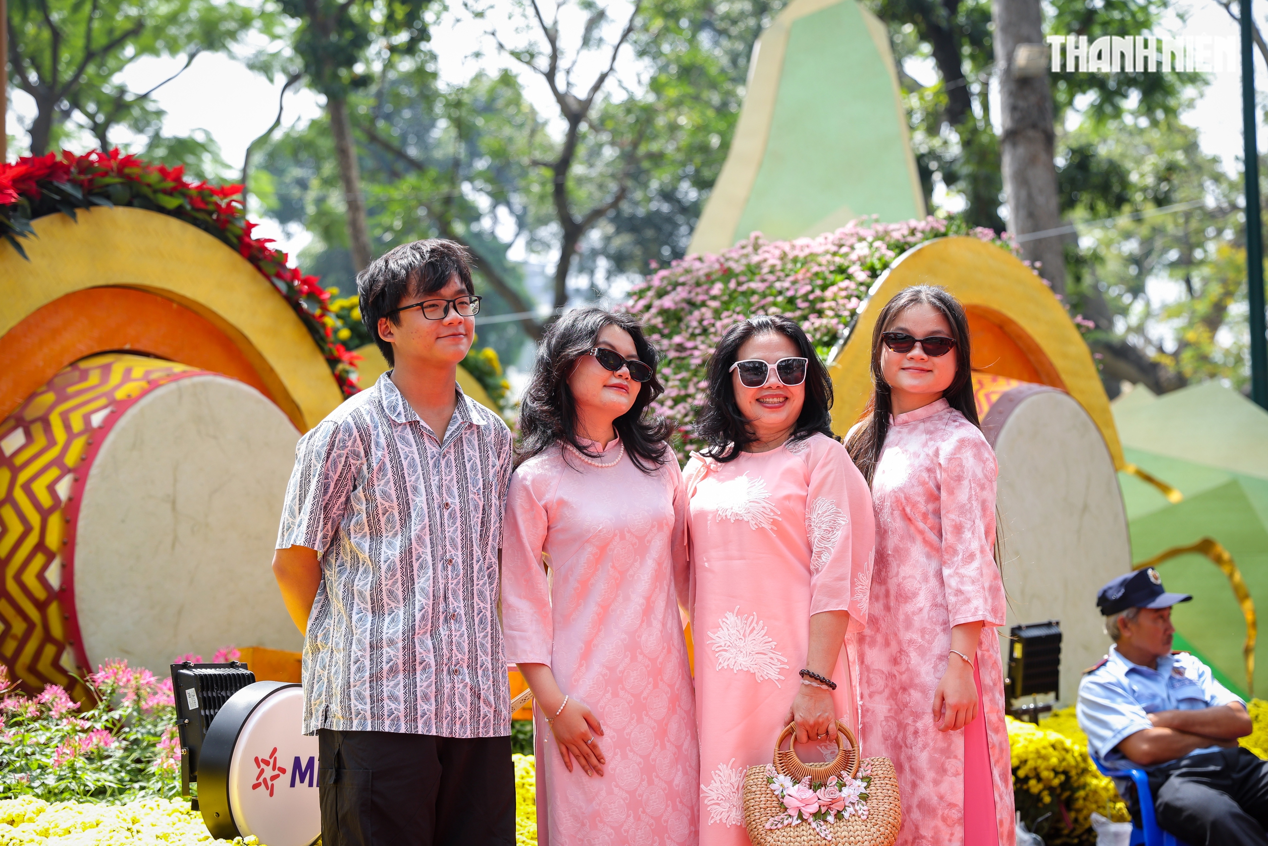 Bạn trẻ đổ về Hội hoa xuân Tao Đàn thưởng lãm sắc xuân, xem ngựa thật - Ảnh 13.