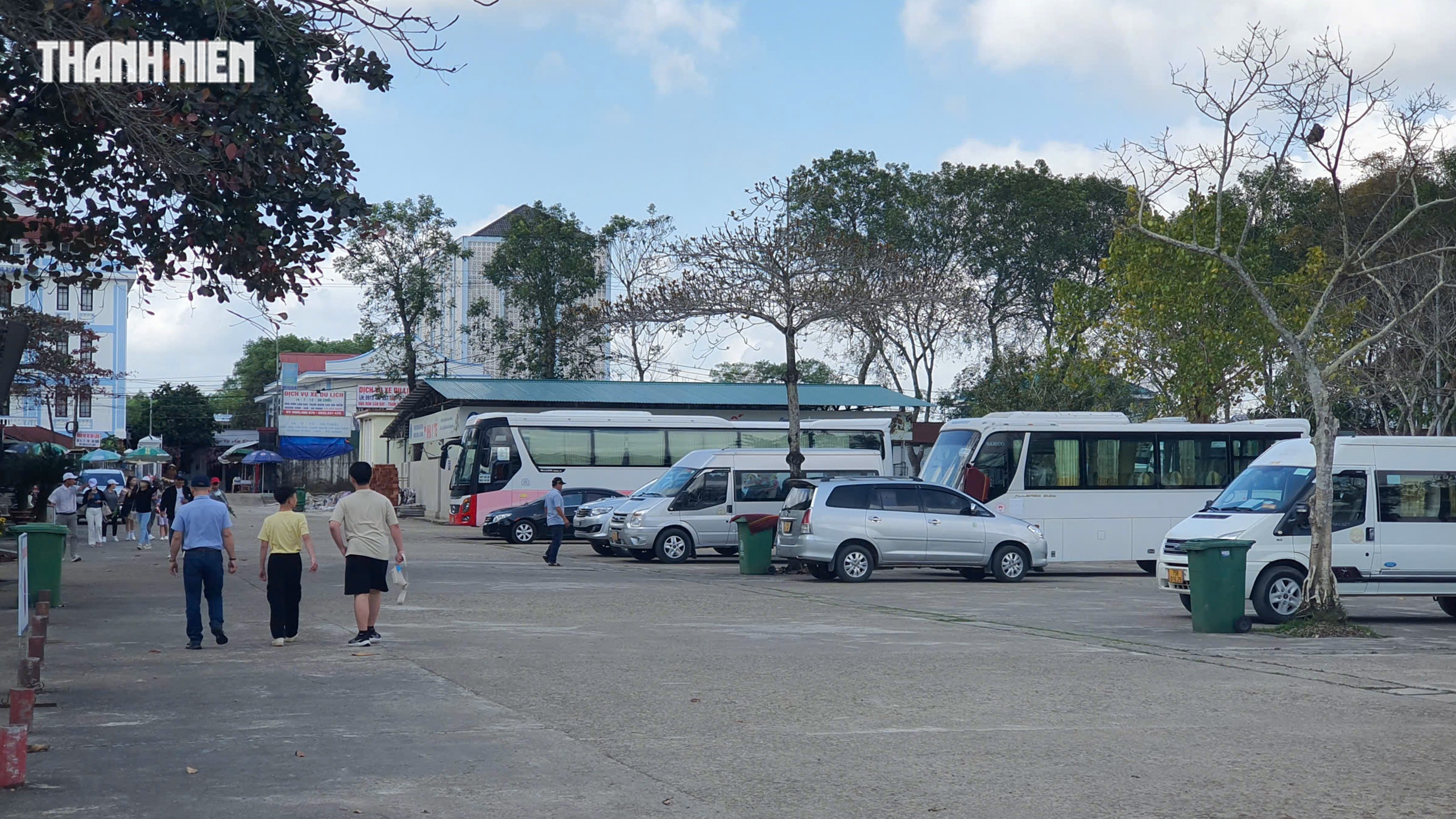 La Vang rực v&agrave;ng hoa xu&acirc;n đ&oacute;n d&ograve;ng người khắp nơi về cầu b&igrave;nh an năm mới- Ảnh 4.