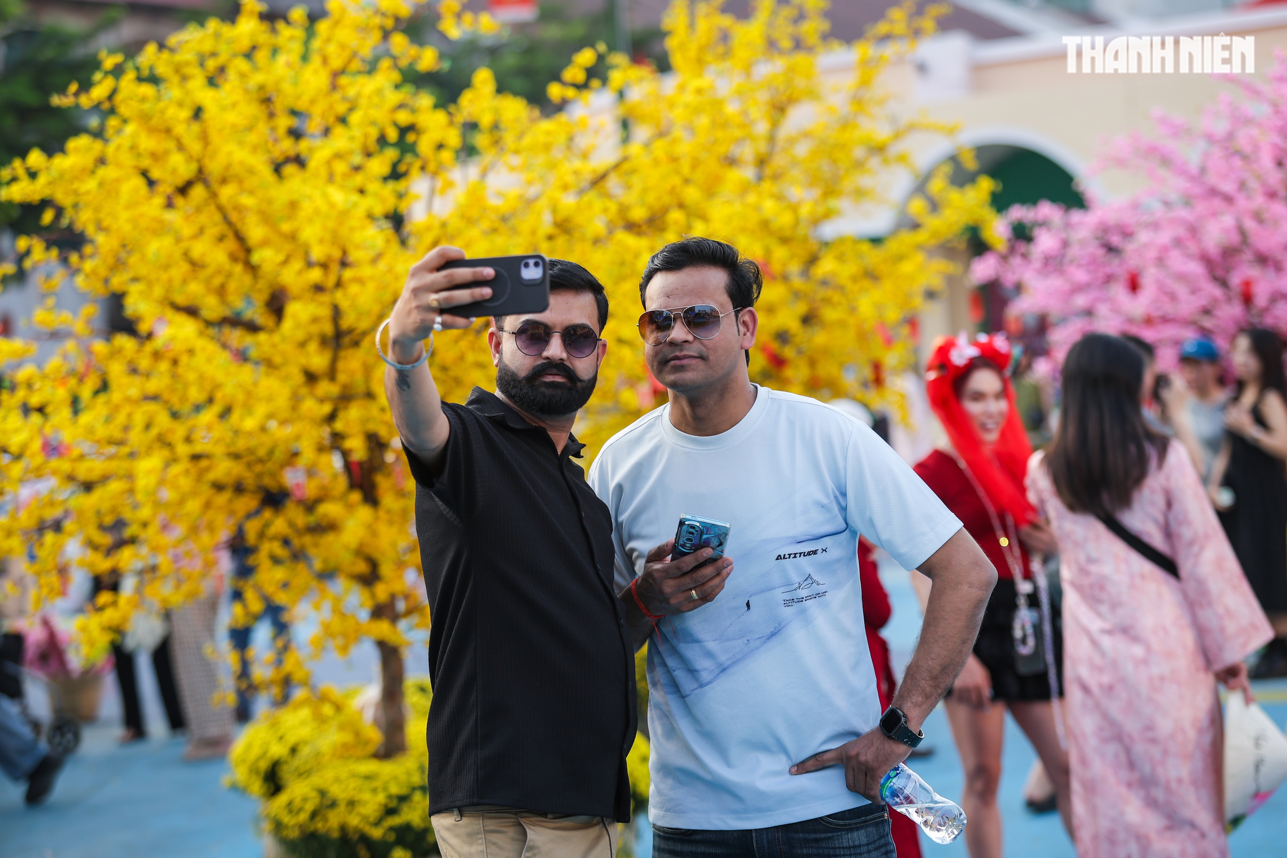 Du kh&aacute;ch nước ngo&agrave;i ngỡ ng&agrave;ng giữa kh&ocirc;ng gian xu&acirc;n rực rỡ tại TP.HCM - Ảnh 14.