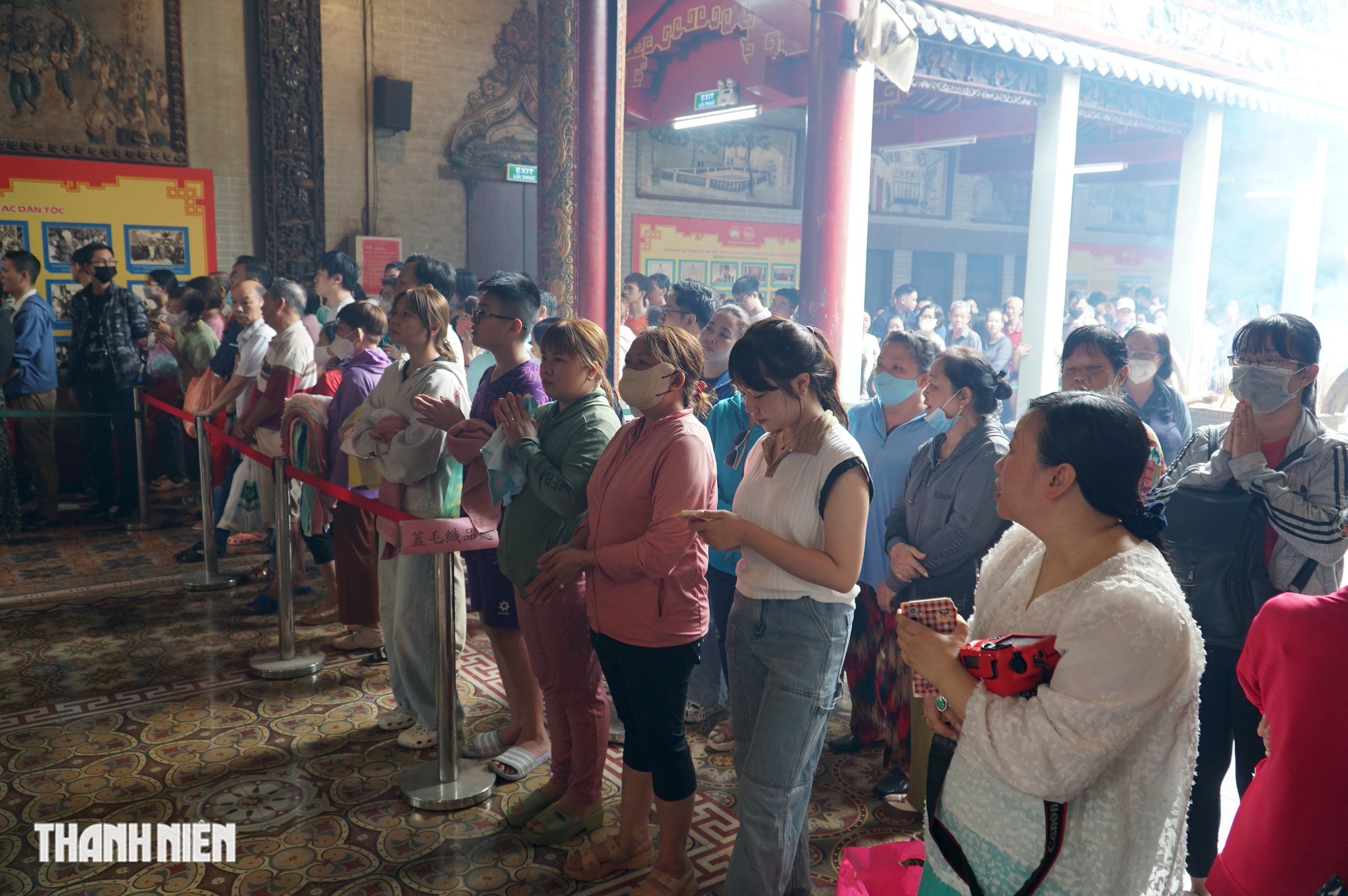 Hàng ngàn người đến chùa Bà Thiên Hậu ở Chợ Lớn xin ấn ngày tất niên - Ảnh 2.