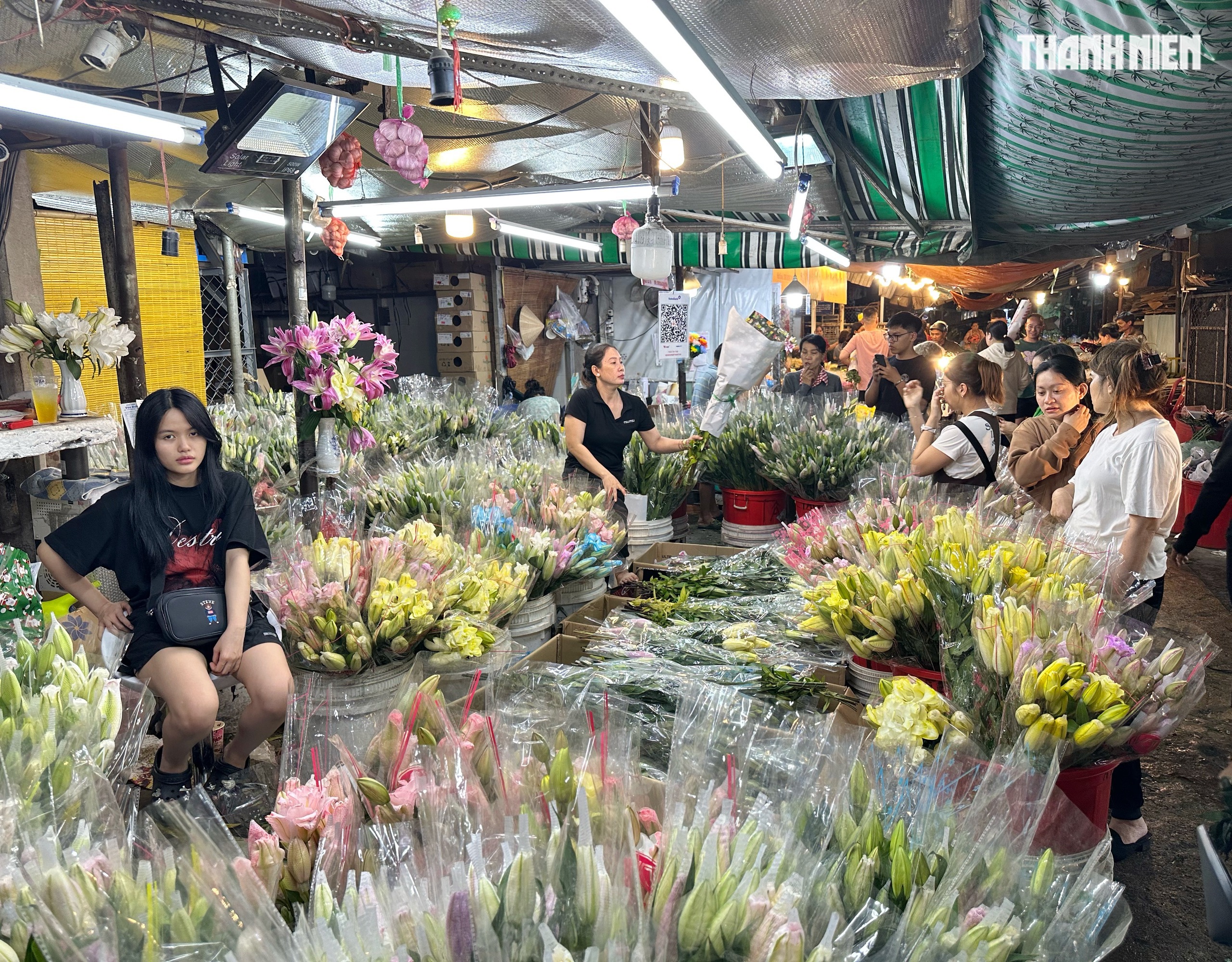 Đêm 28 tết, độc lạ chợ hoa lớn nhất TP.HCM: Shop… không cho trả giá, vì sao? - Ảnh 4.