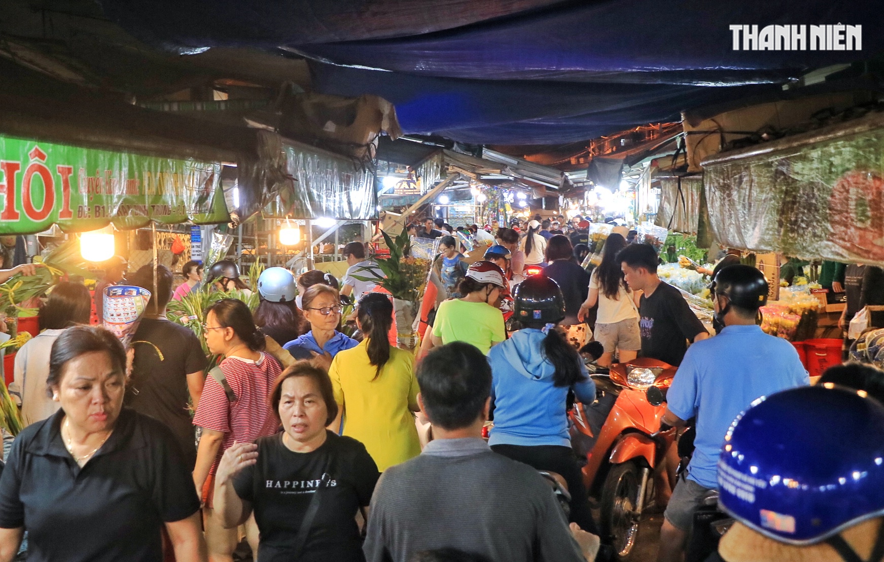 Đêm 28 tết, độc lạ chợ hoa lớn nhất TP.HCM: Shop… không cho trả giá, vì sao? - Ảnh 10.