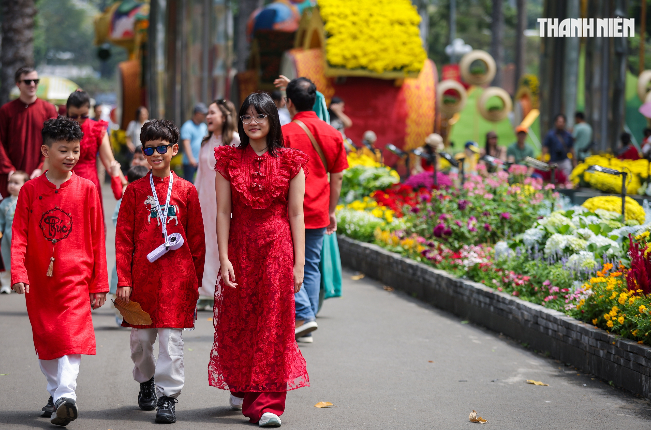 Bạn trẻ đổ về Hội hoa xuân Tao Đàn thưởng lãm sắc xuân, xem ngựa thật - Ảnh 9.