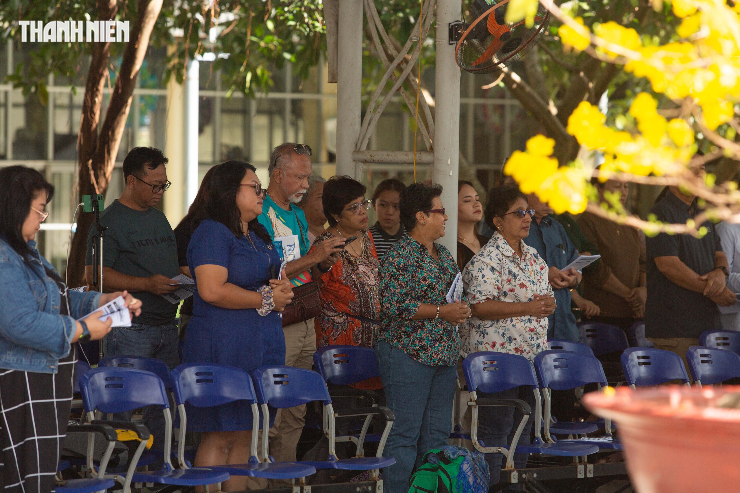 La Vang rực v&agrave;ng hoa xu&acirc;n đ&oacute;n d&ograve;ng người khắp nơi về cầu b&igrave;nh an năm mới- Ảnh 5.