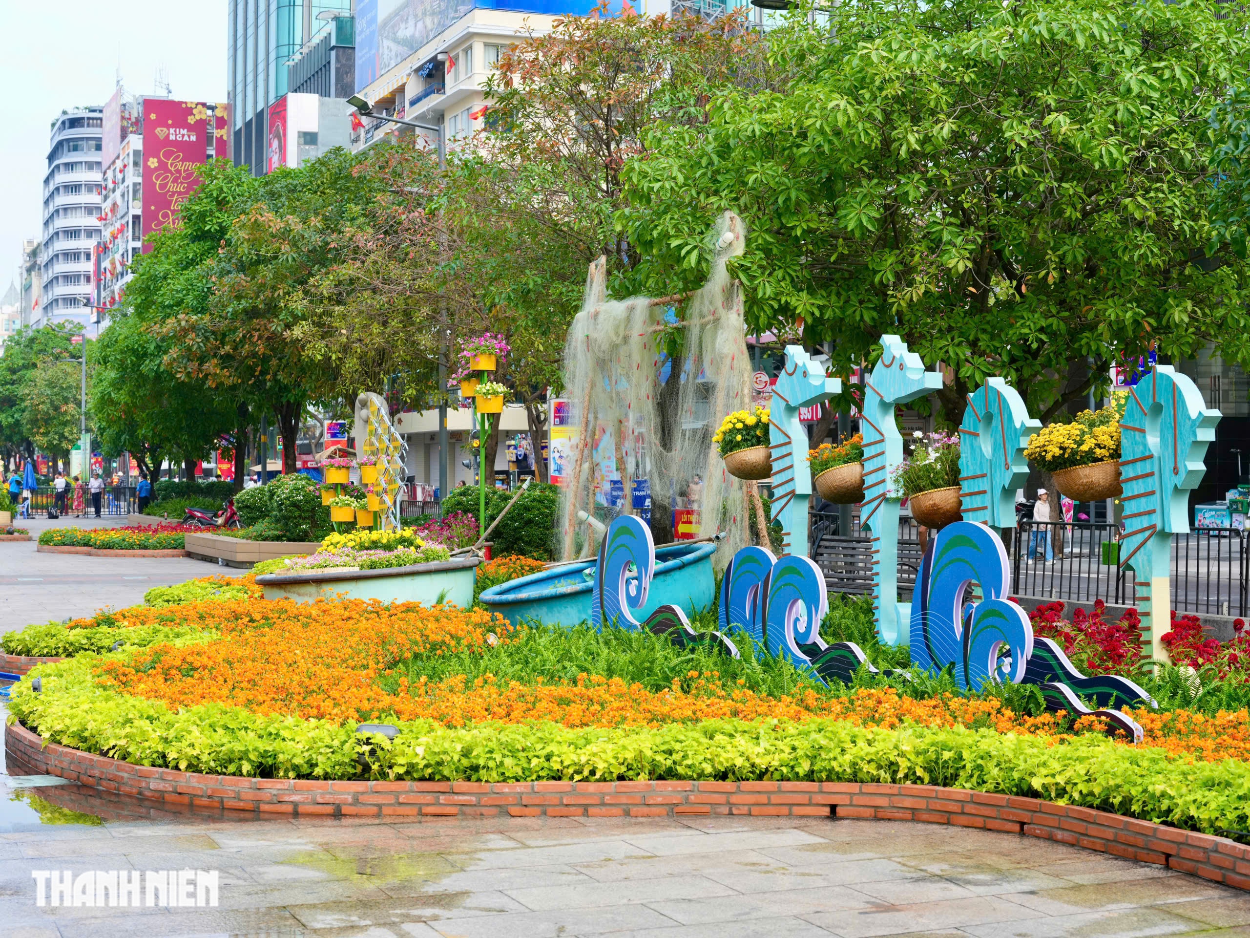 Nh&igrave;n từ tr&ecirc;n cao, đường hoa Nguyễn Huệ rực rỡ trước giờ khai mạc - Ảnh 11.