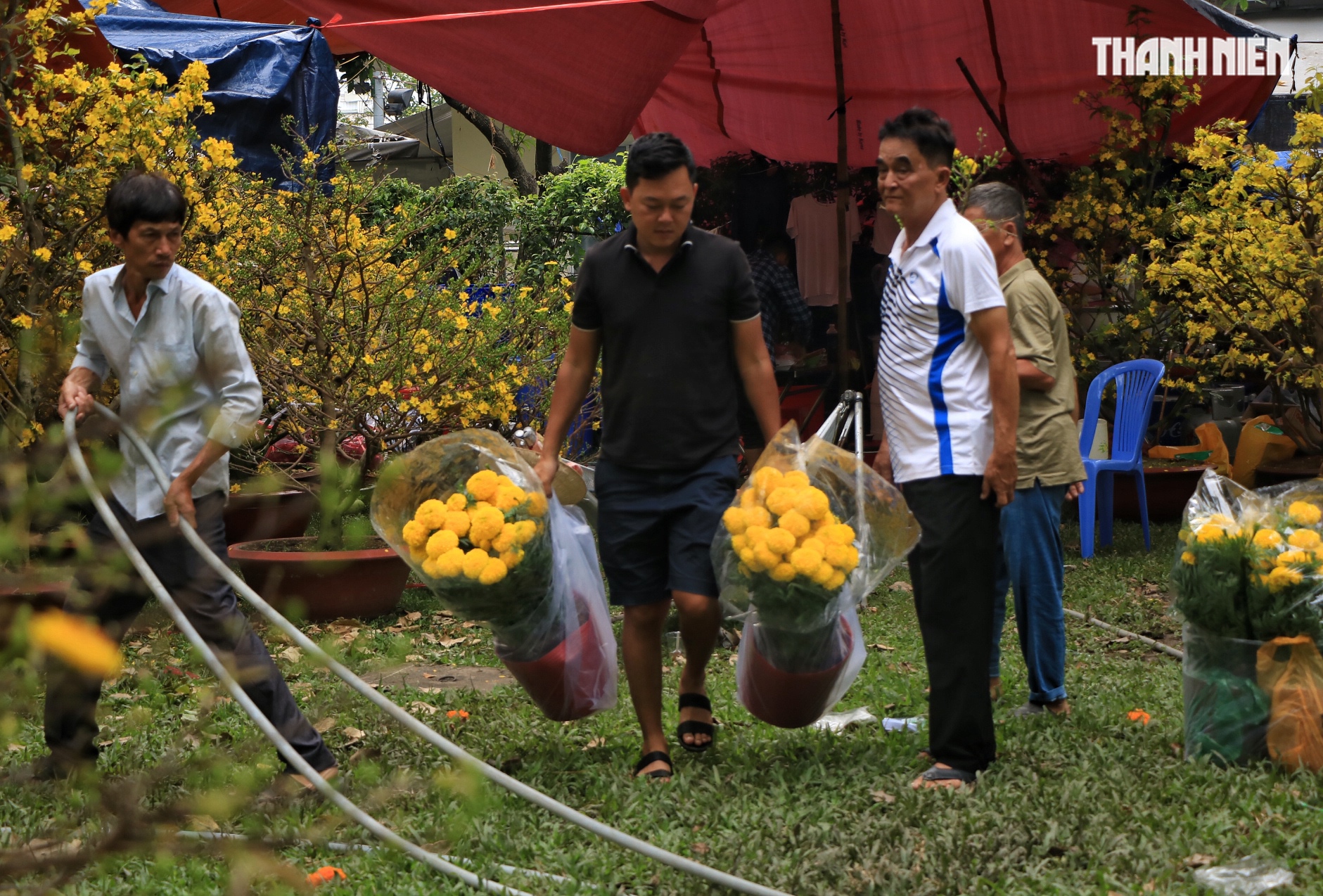 Nỗi niềm ở chợ hoa tết trung tâm TP.HCM: Ngày trước giao thừa người khóc, người cười! - Ảnh 5.