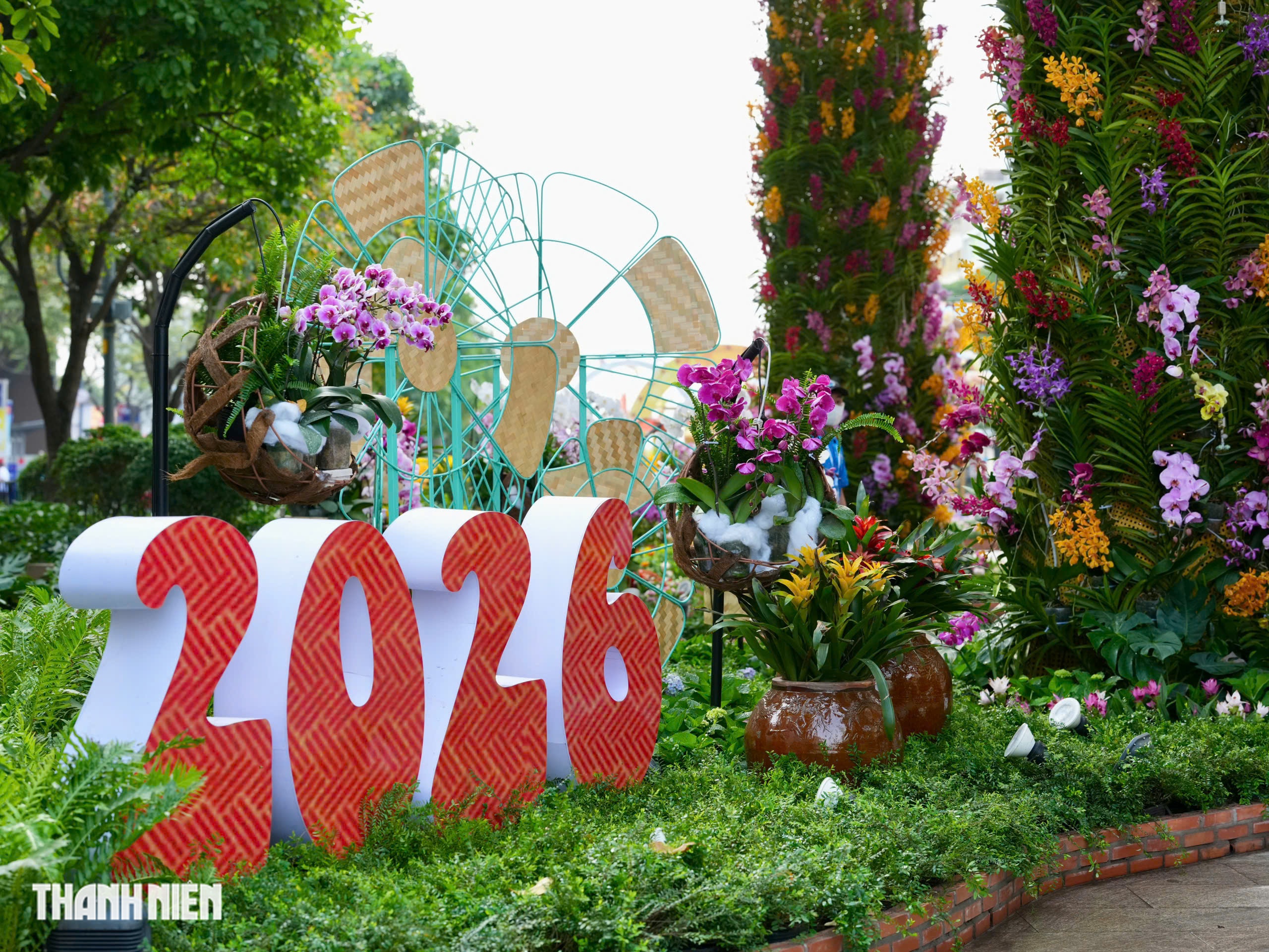 Nh&igrave;n từ tr&ecirc;n cao, đường hoa Nguyễn Huệ rực rỡ trước giờ khai mạc - Ảnh 13.