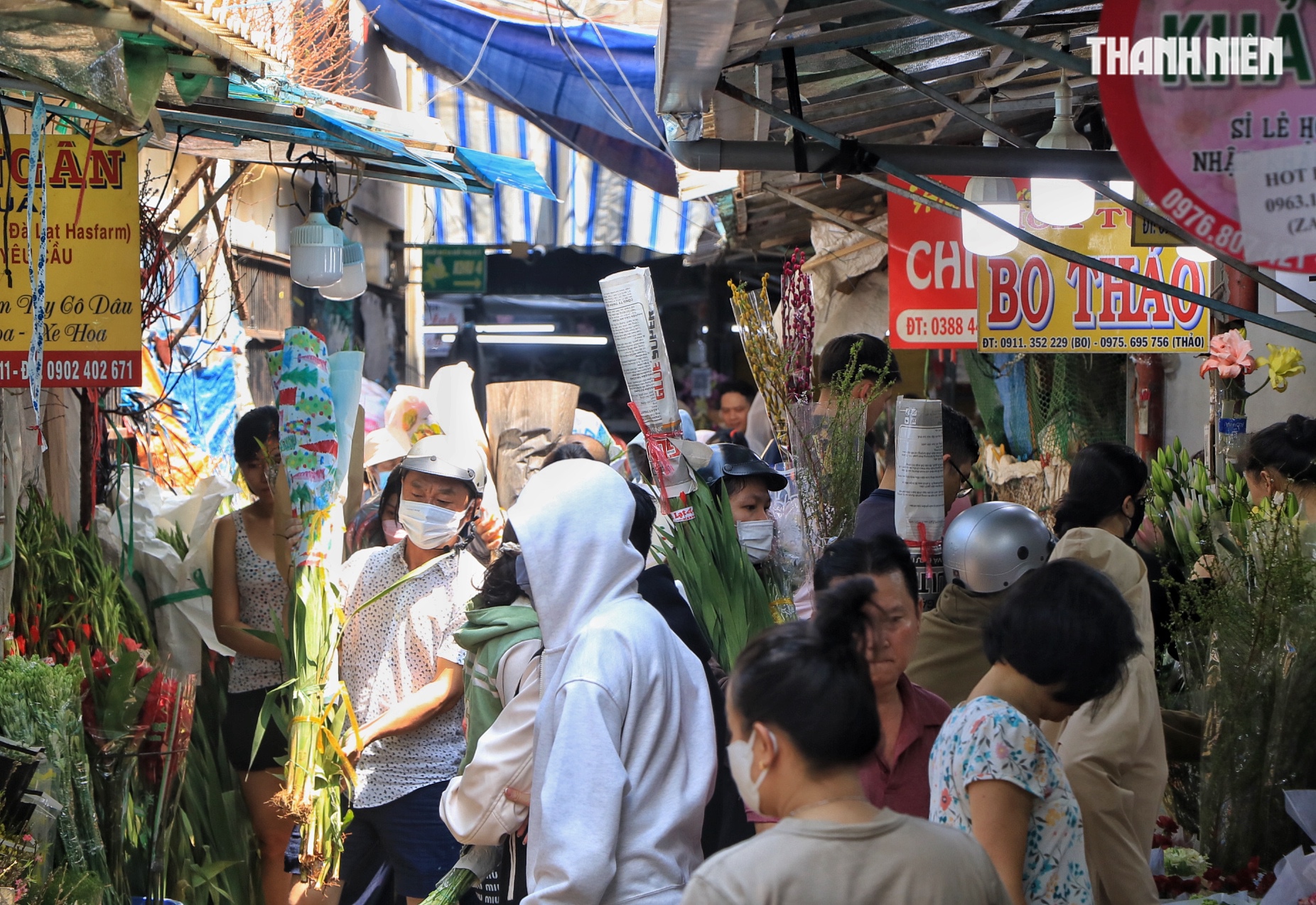 Giữa trưa 28 tết: Bất ngờ ở chợ hoa lớn nhất TP.HCM - Ảnh 4.
