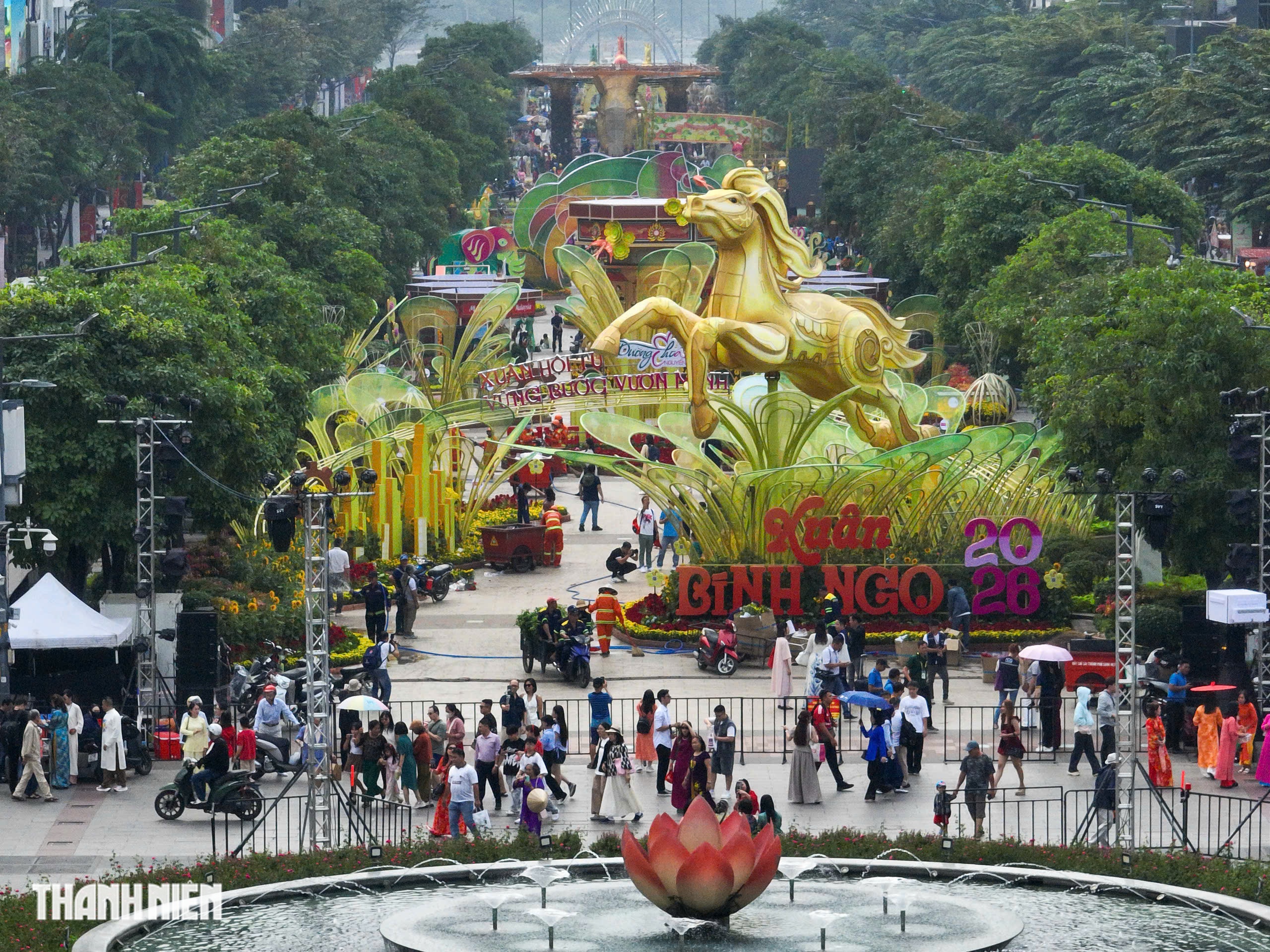 Nh&igrave;n từ tr&ecirc;n cao, đường hoa Nguyễn Huệ rực rỡ trước giờ khai mạc - Ảnh 4.