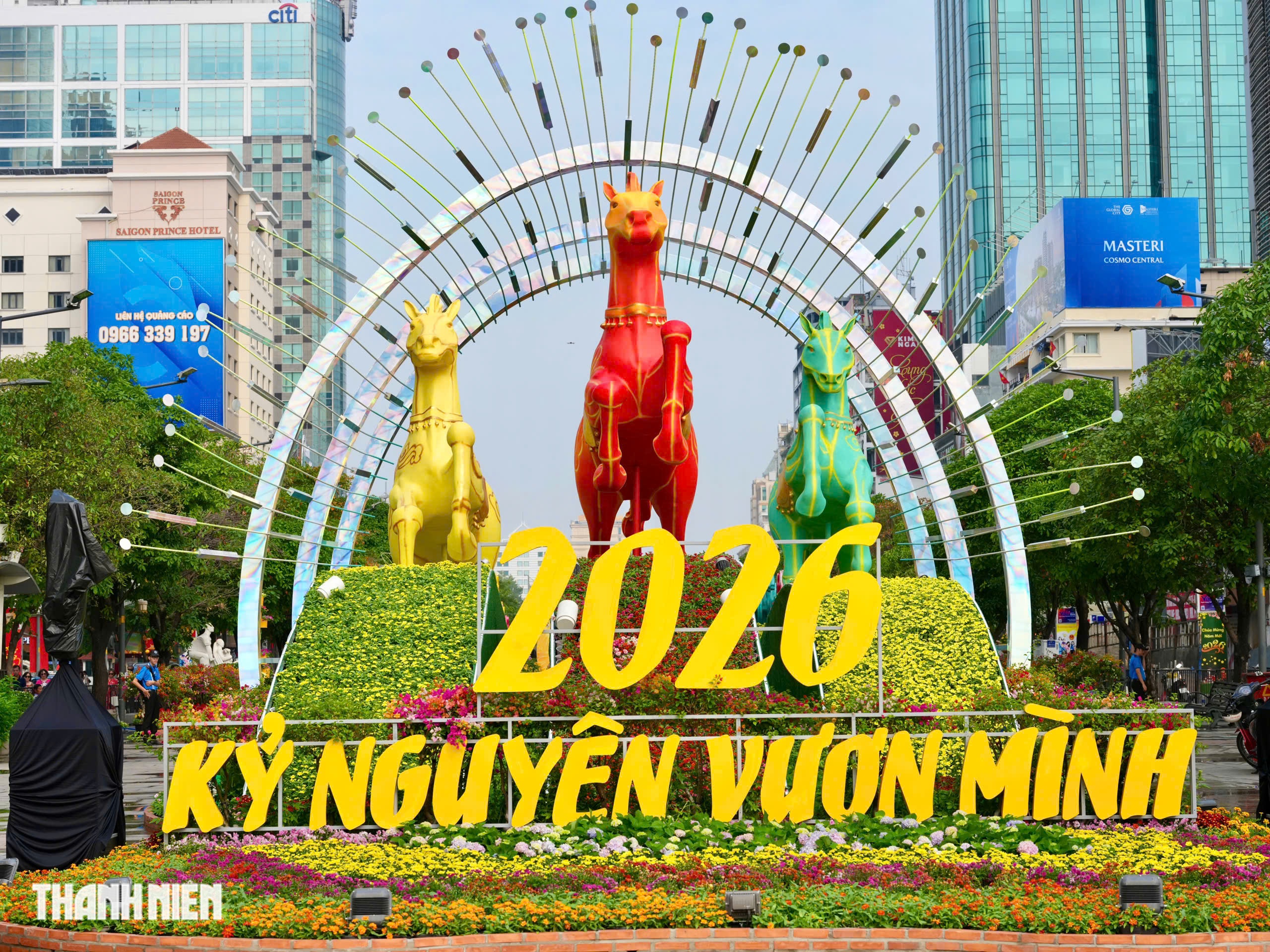 Nh&igrave;n từ tr&ecirc;n cao, đường hoa Nguyễn Huệ rực rỡ trước giờ khai mạc - Ảnh 15.