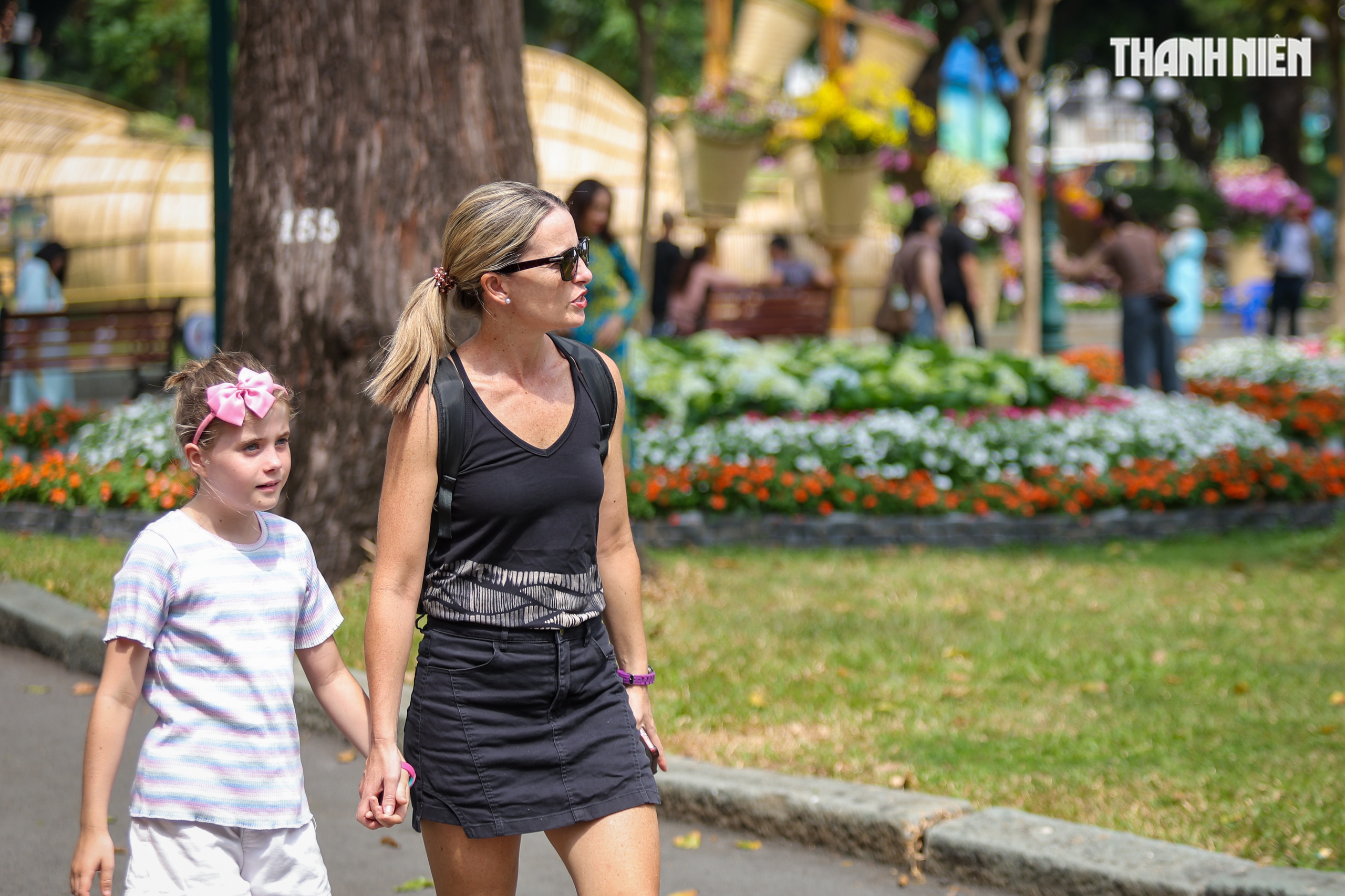 Du kh&aacute;ch nước ngo&agrave;i ngỡ ng&agrave;ng giữa kh&ocirc;ng gian xu&acirc;n rực rỡ tại TP.HCM - Ảnh 7.