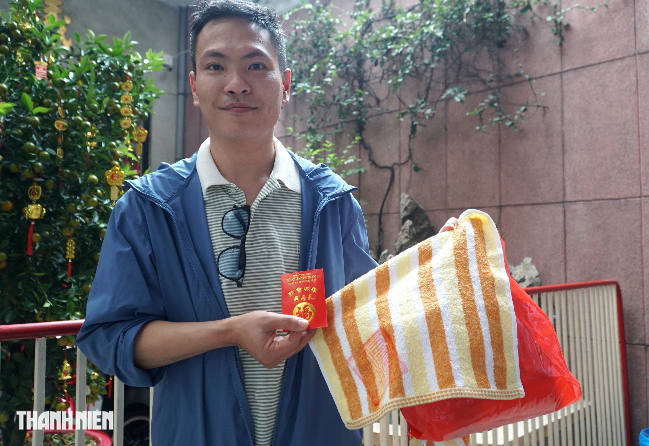 Hàng ngàn người đến chùa Bà Thiên Hậu ở Chợ Lớn xin ấn ngày tất niên - Ảnh 9.