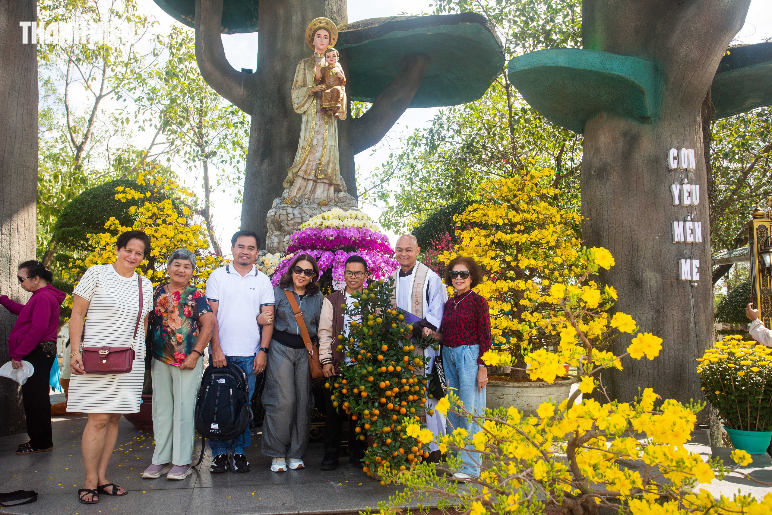 La Vang rực v&agrave;ng hoa xu&acirc;n đ&oacute;n d&ograve;ng người khắp nơi về cầu b&igrave;nh an năm mới- Ảnh 8.