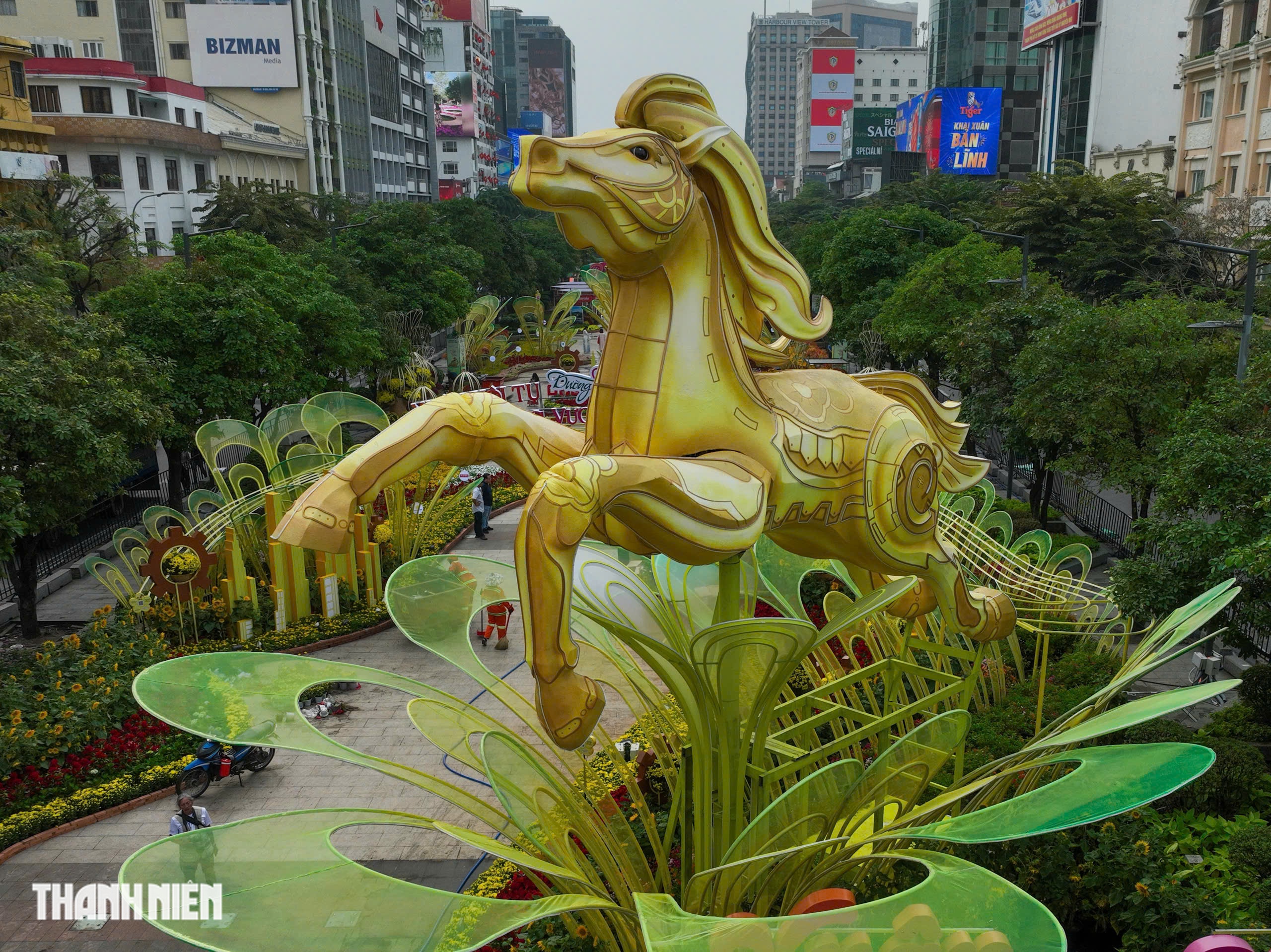 Nh&igrave;n từ tr&ecirc;n cao, đường hoa Nguyễn Huệ rực rỡ trước giờ khai mạc - Ảnh 1.