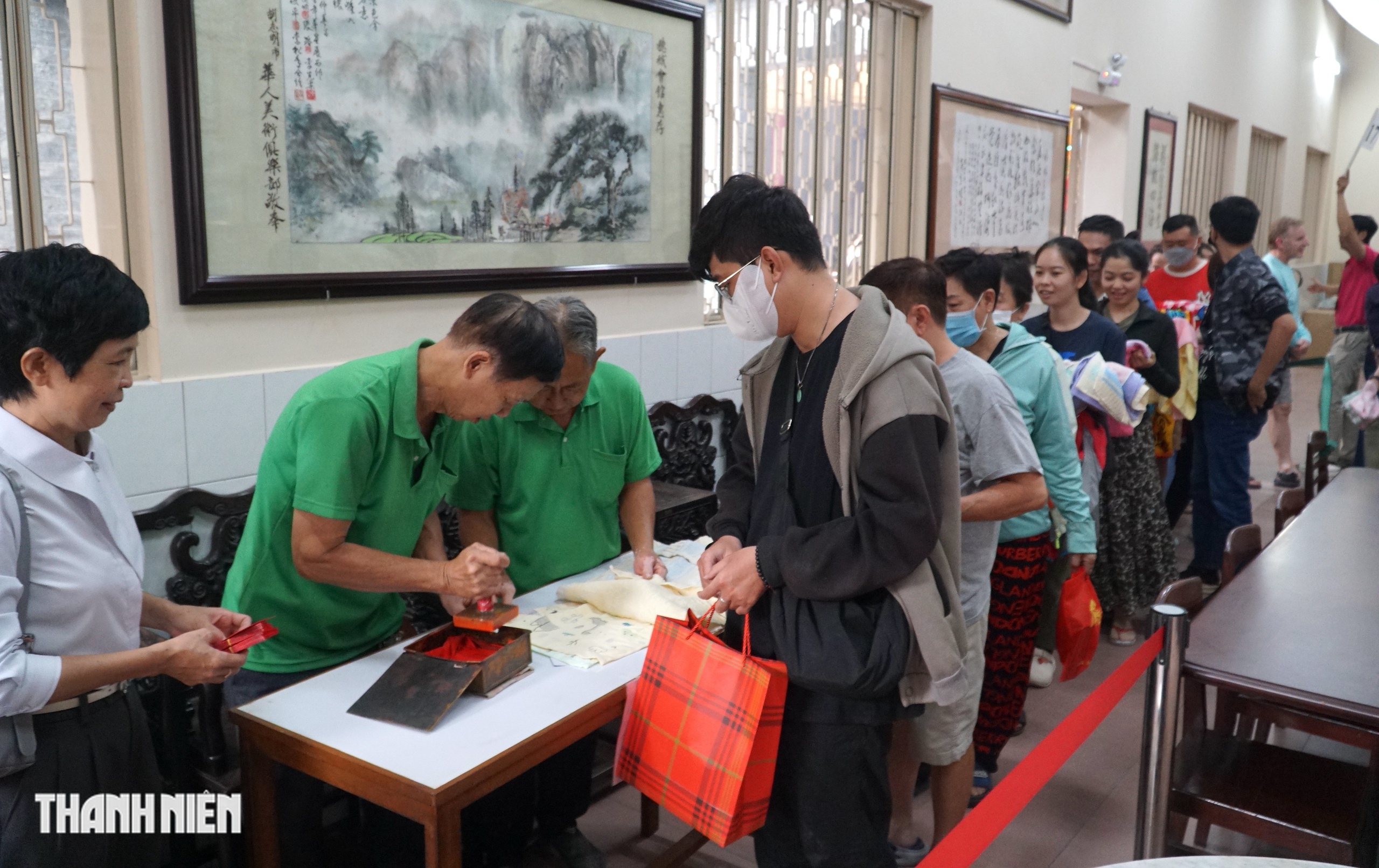 Hàng ngàn người đến chùa Bà Thiên Hậu ở Chợ Lớn xin ấn ngày tất niên - Ảnh 6.