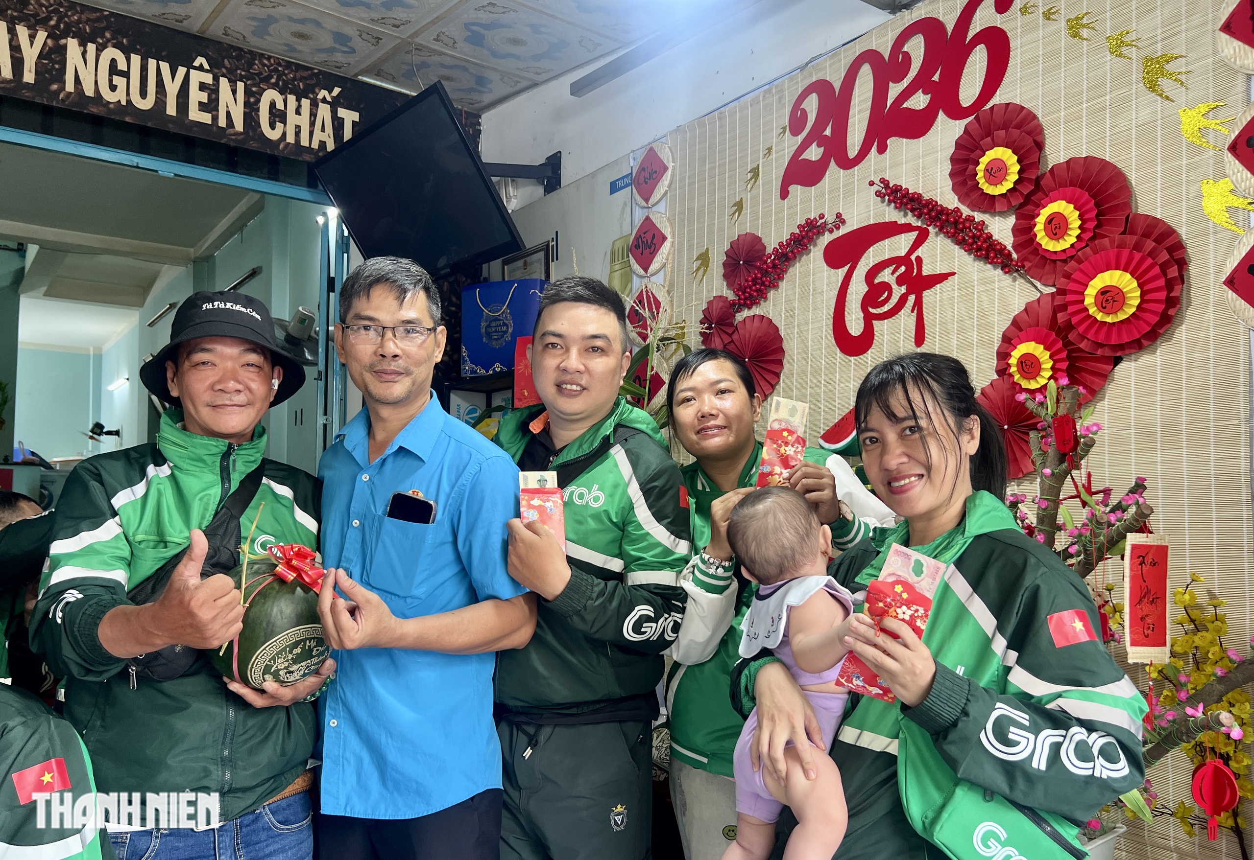 300 t&agrave;i xế xe c&ocirc;ng nghệ c&ugrave;ng vỡ o&agrave; khui l&igrave; x&igrave; trong bữa cơm 28 tết - Ảnh 3.