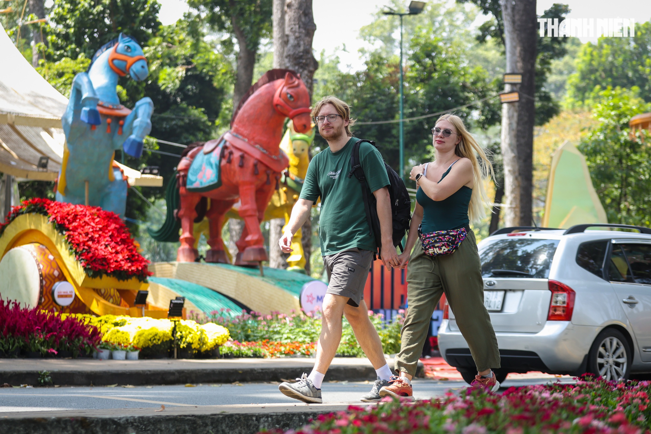 Du kh&aacute;ch nước ngo&agrave;i ngỡ ng&agrave;ng giữa kh&ocirc;ng gian xu&acirc;n rực rỡ tại TP.HCM - Ảnh 9.