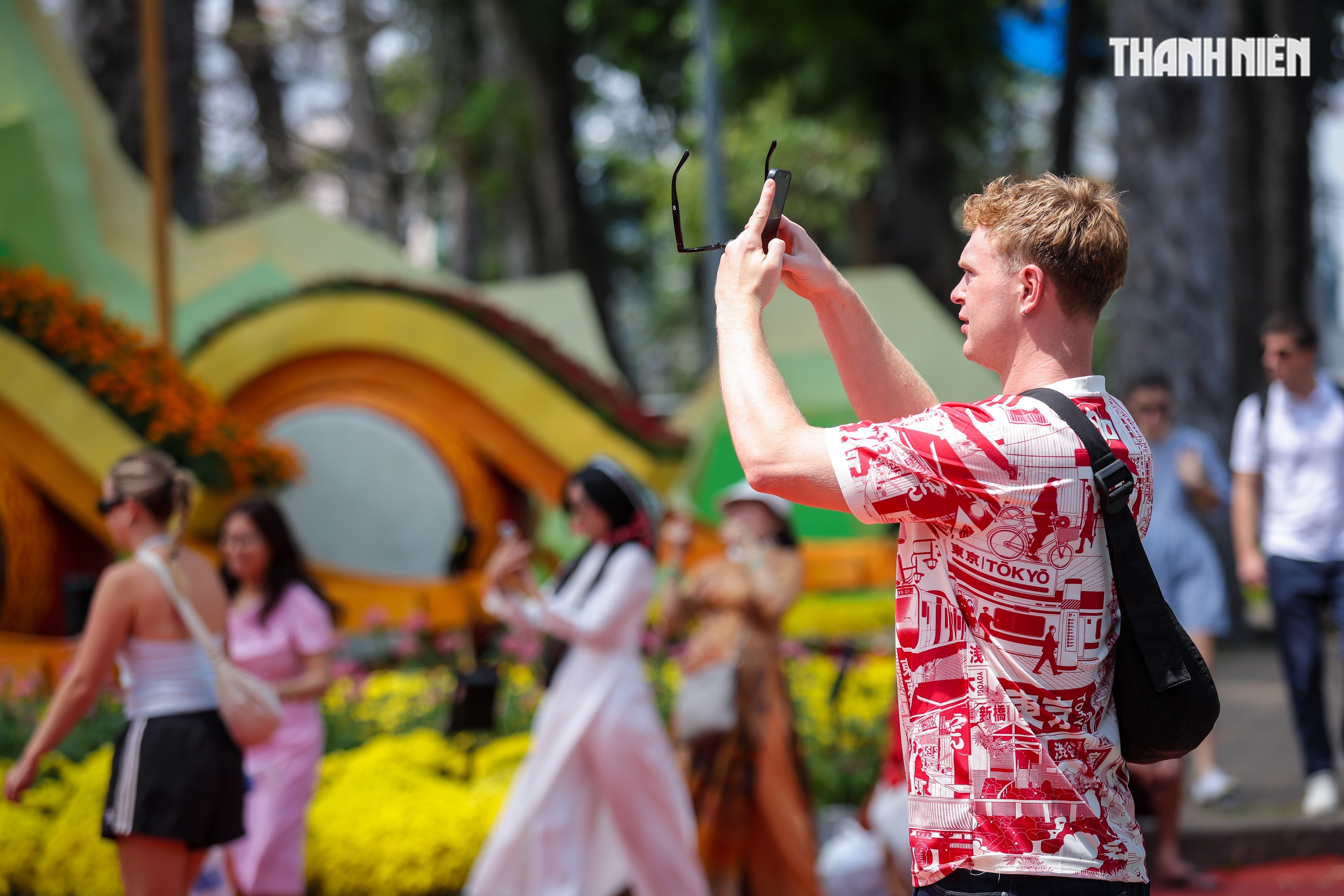 Du kh&aacute;ch nước ngo&agrave;i ngỡ ng&agrave;ng giữa kh&ocirc;ng gian xu&acirc;n rực rỡ tại TP.HCM - Ảnh 5.