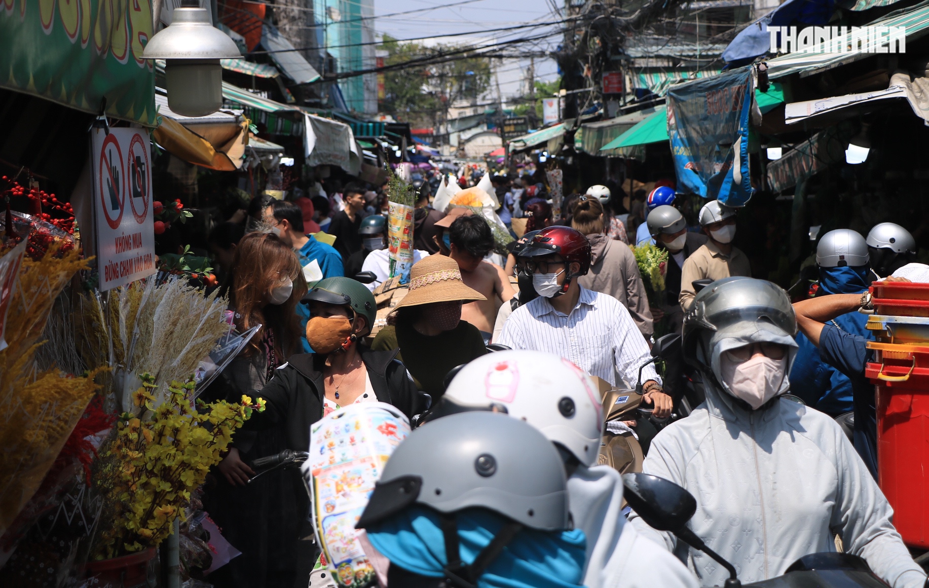 Giữa trưa 28 tết: Bất ngờ ở chợ hoa lớn nhất TP.HCM - Ảnh 9.