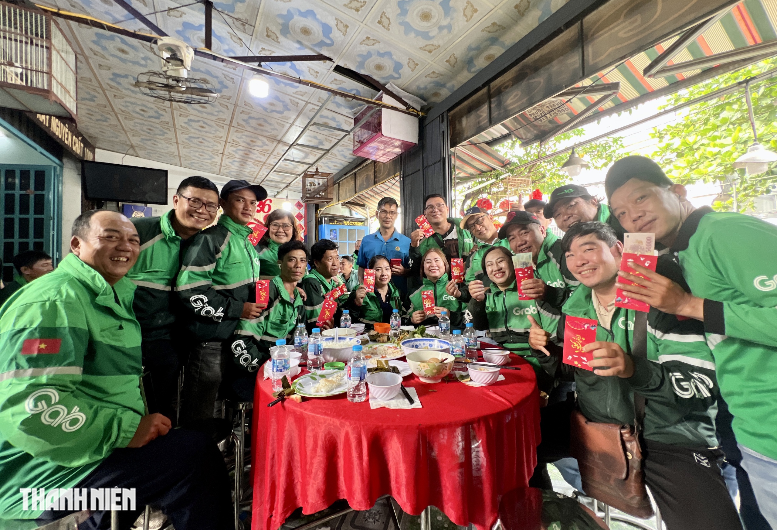 300 t&agrave;i xế xe c&ocirc;ng nghệ c&ugrave;ng vỡ o&agrave; khui l&igrave; x&igrave; trong bữa cơm 28 tết - Ảnh 1.