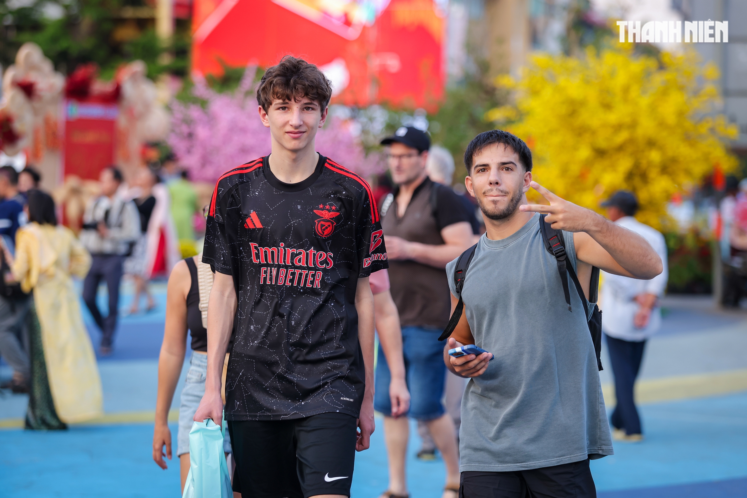 Du kh&aacute;ch nước ngo&agrave;i ngỡ ng&agrave;ng giữa kh&ocirc;ng gian xu&acirc;n rực rỡ tại TP.HCM - Ảnh 10.