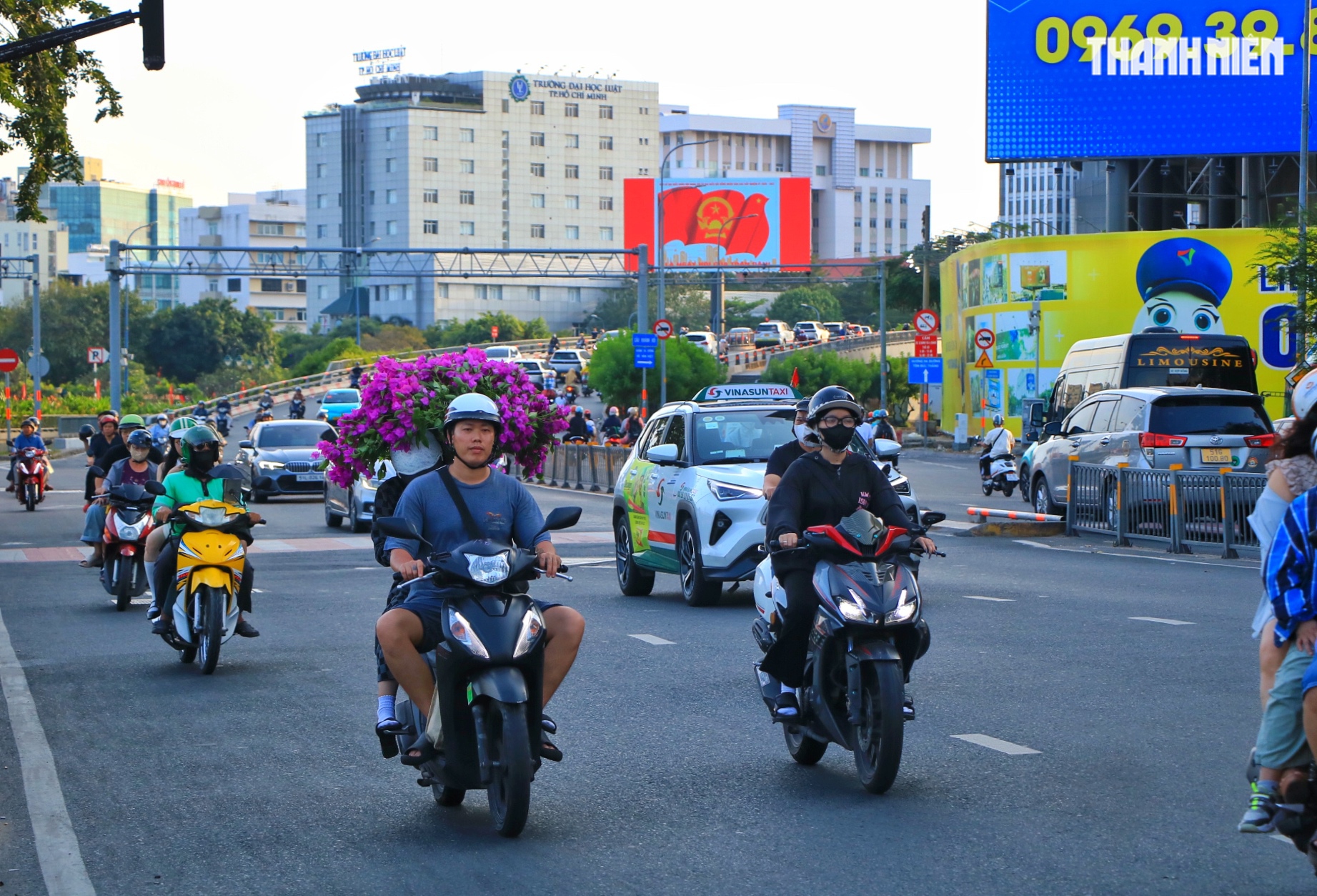 Hoàng hôn 28 tết trước ngày giao thừa: Đường phố trung tâm TP.HCM thật khác! - Ảnh 2.