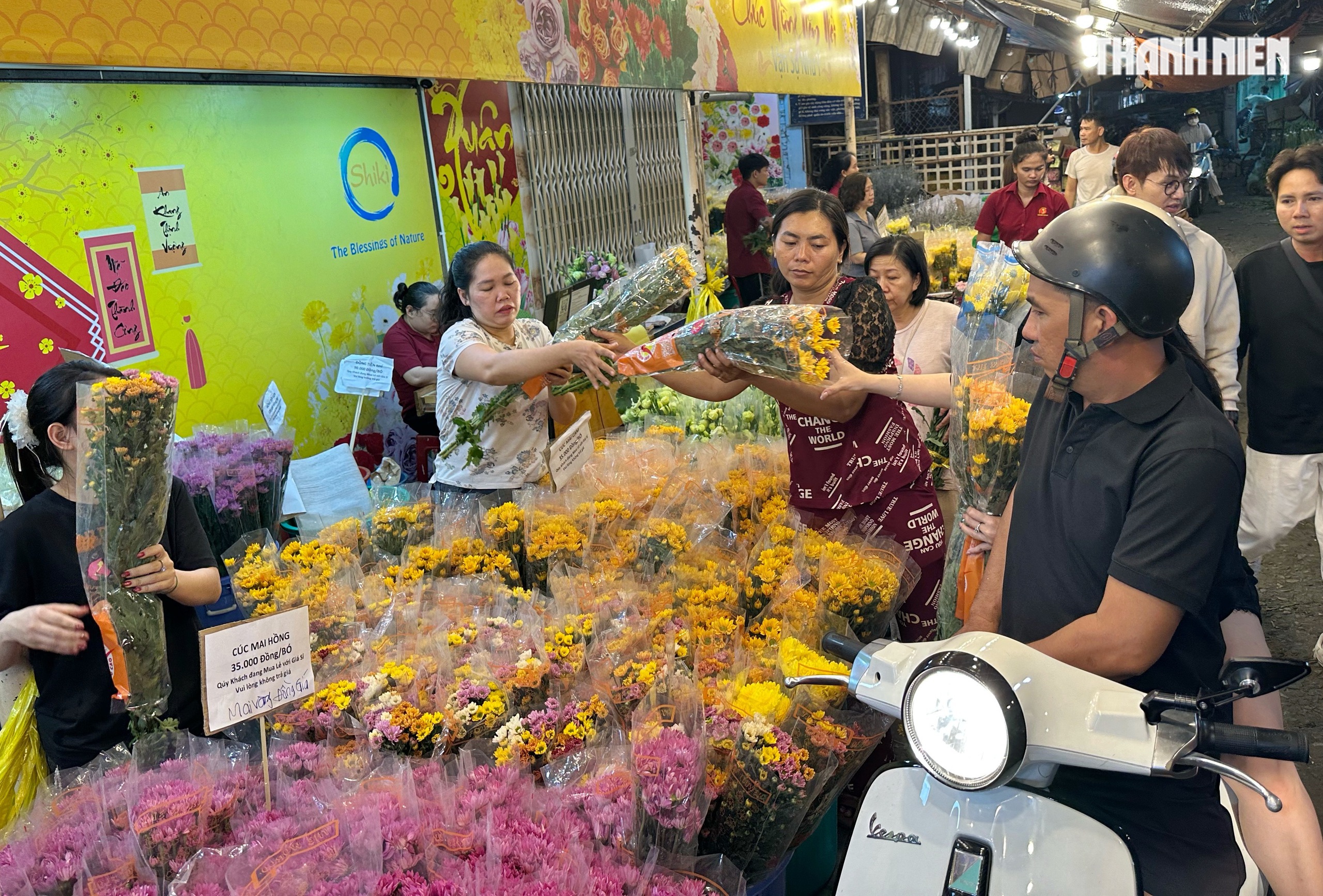 Đêm 28 tết, độc lạ chợ hoa lớn nhất TP.HCM: Shop… không cho trả giá, vì sao? - Ảnh 6.