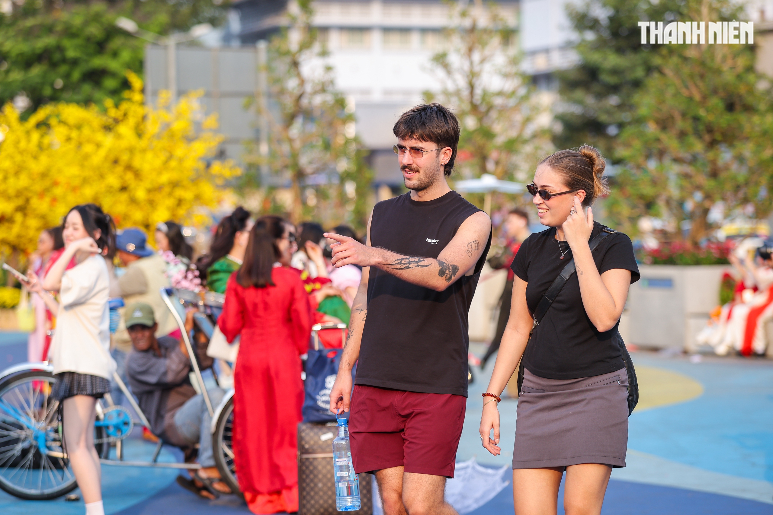 Du kh&aacute;ch nước ngo&agrave;i ngỡ ng&agrave;ng giữa kh&ocirc;ng gian xu&acirc;n rực rỡ tại TP.HCM - Ảnh 11.