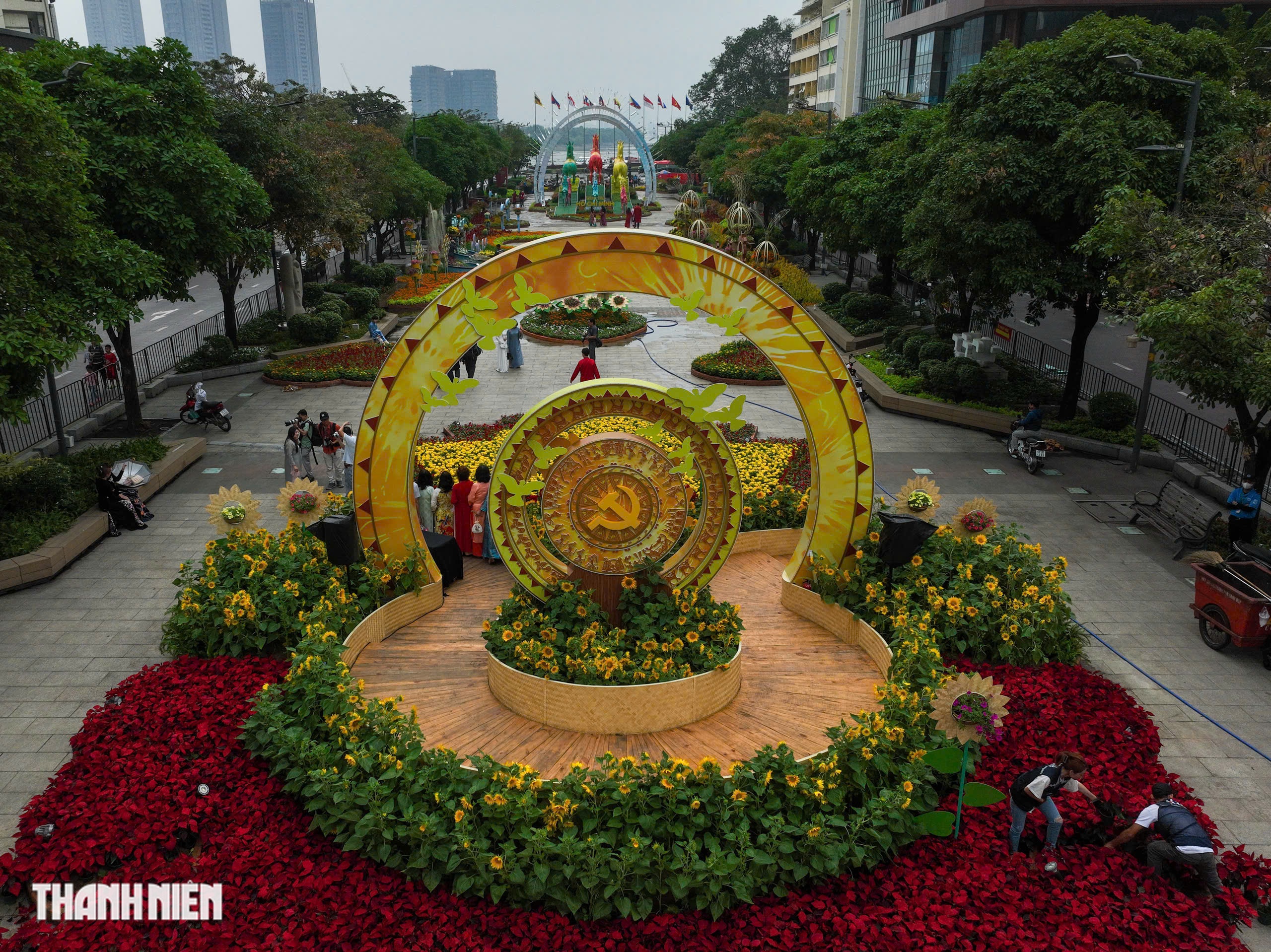 Nh&igrave;n từ tr&ecirc;n cao, đường hoa Nguyễn Huệ rực rỡ trước giờ khai mạc - Ảnh 7.