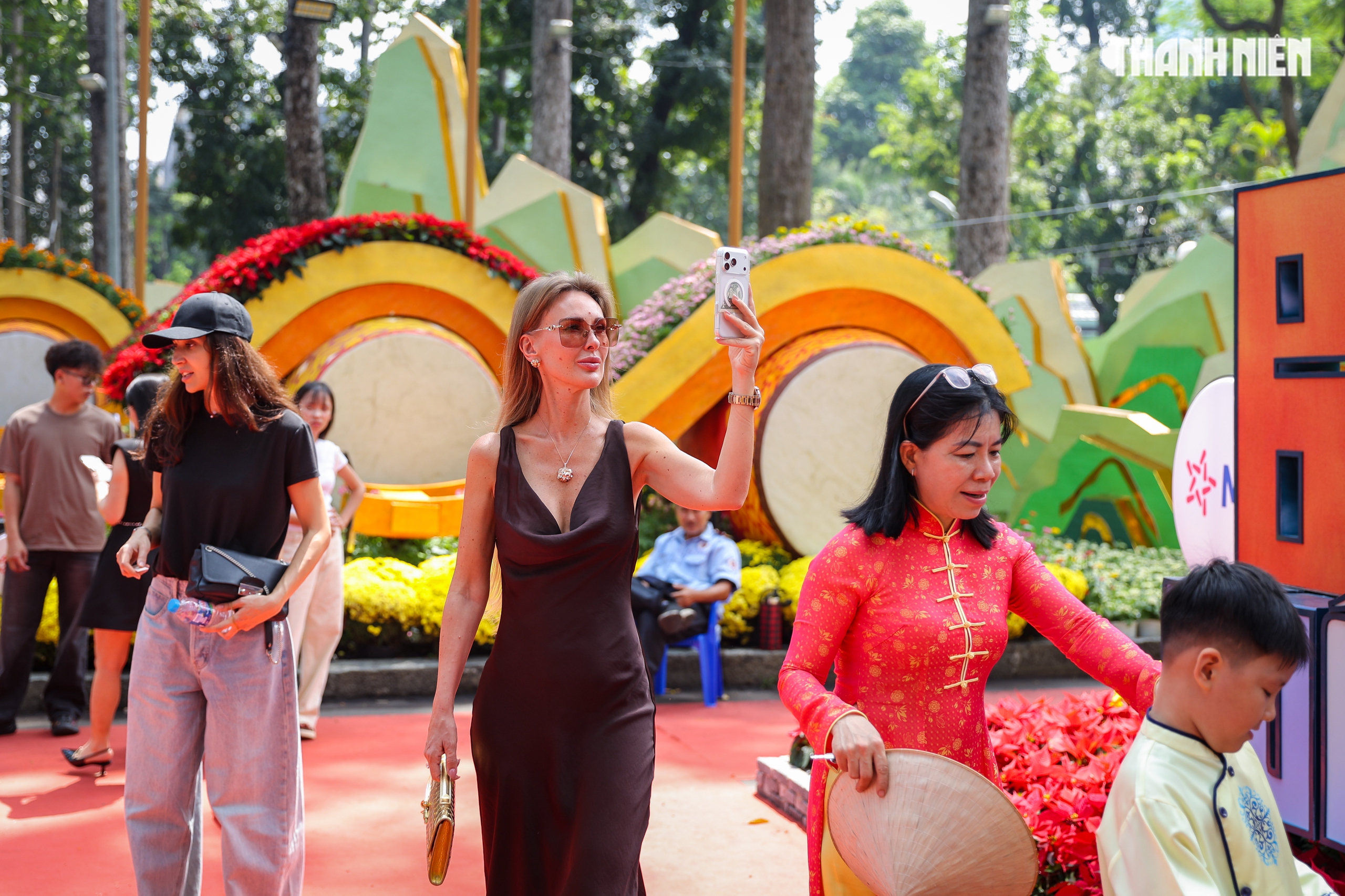 Du kh&aacute;ch nước ngo&agrave;i ngỡ ng&agrave;ng giữa kh&ocirc;ng gian xu&acirc;n rực rỡ tại TP.HCM - Ảnh 1.