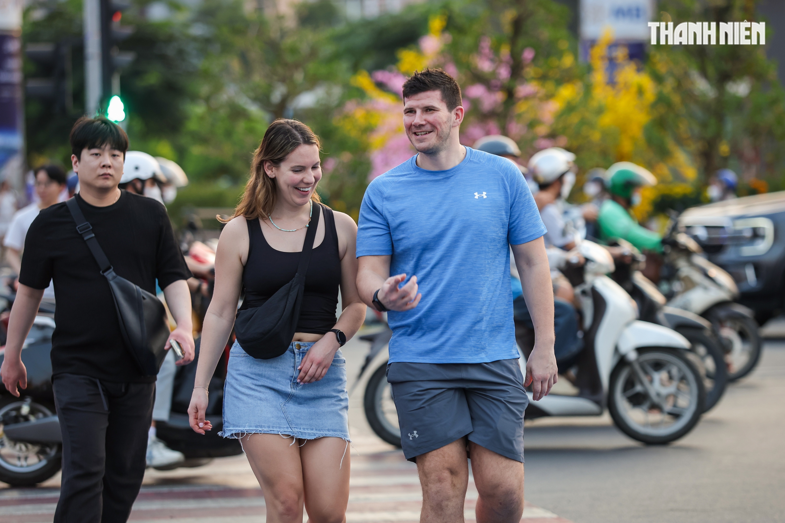 Du kh&aacute;ch nước ngo&agrave;i ngỡ ng&agrave;ng giữa kh&ocirc;ng gian xu&acirc;n rực rỡ tại TP.HCM - Ảnh 15.