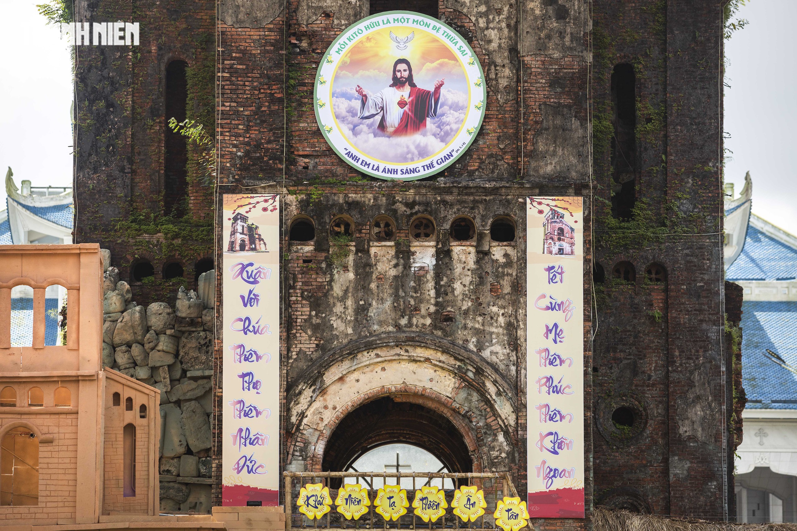 La Vang rực v&agrave;ng hoa xu&acirc;n đ&oacute;n d&ograve;ng người khắp nơi về cầu b&igrave;nh an năm mới- Ảnh 9.