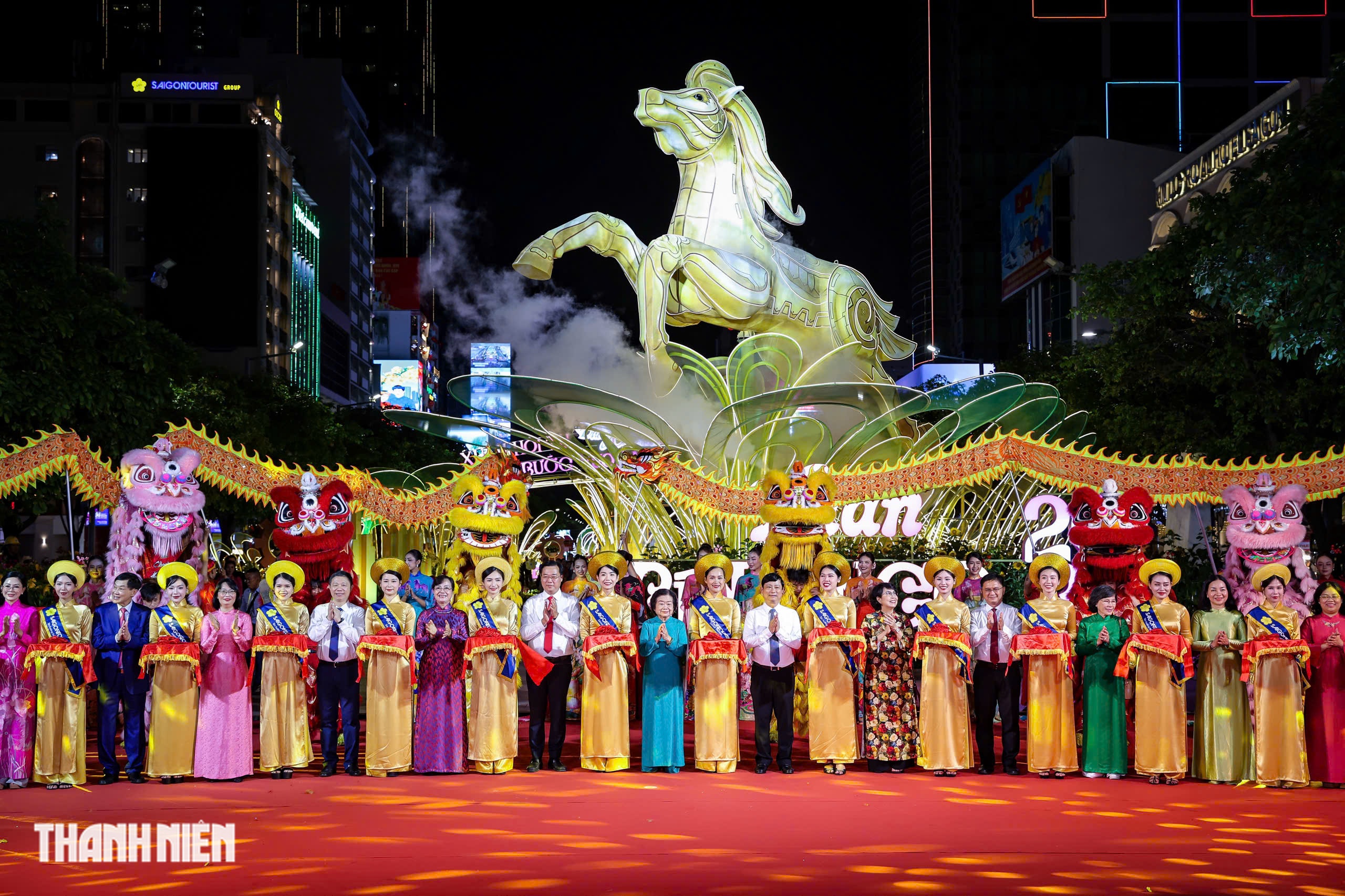 Ch&iacute;nh thức khai mạc đường hoa Nguyễn Huệ Tết B&iacute;nh Ngọ 2026 - Ảnh 4.