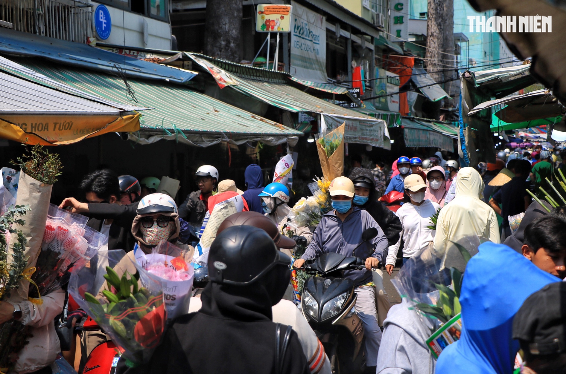 Giữa trưa 28 tết: Bất ngờ ở chợ hoa lớn nhất TP.HCM - Ảnh 1.
