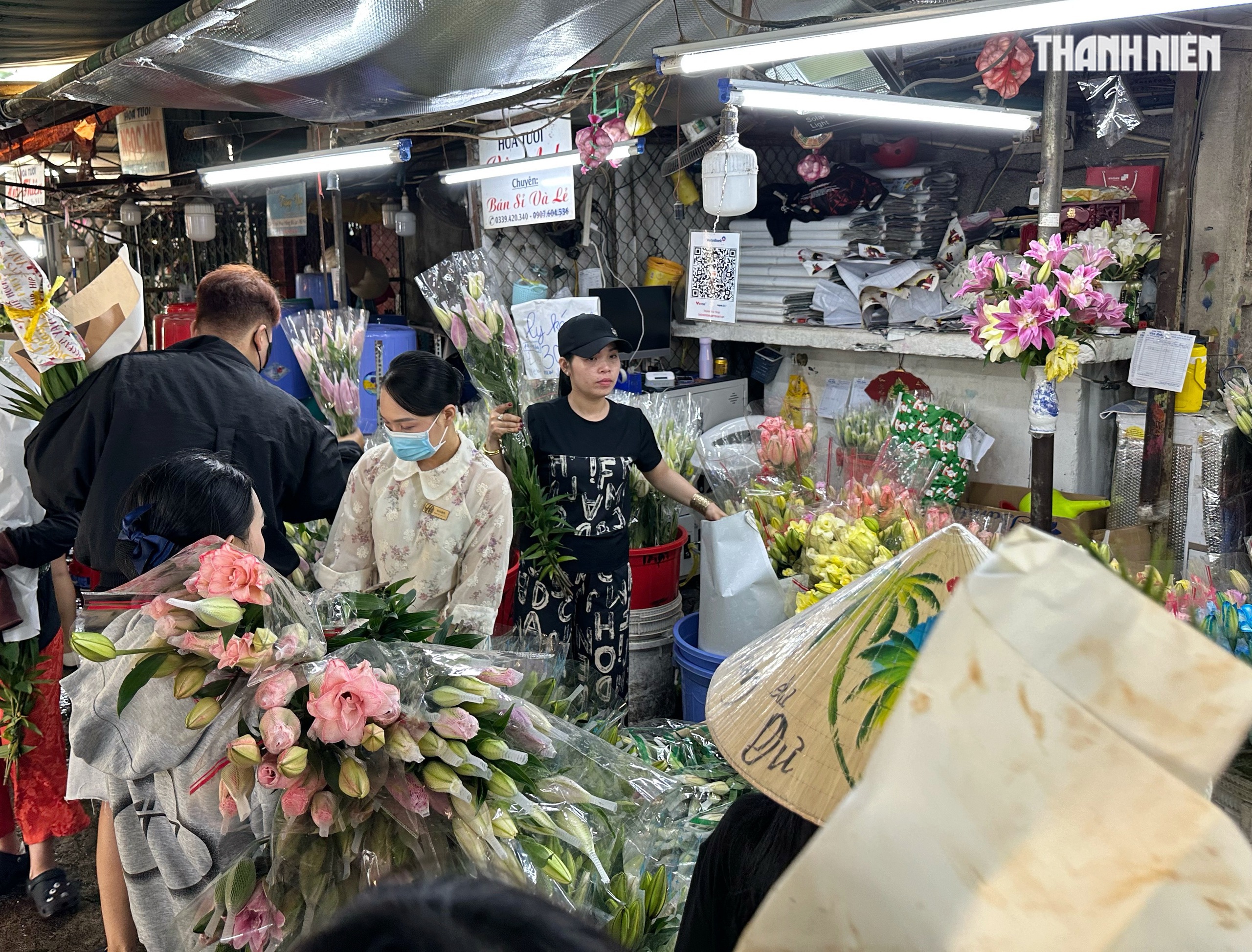 Giữa trưa 28 tết: Bất ngờ ở chợ hoa lớn nhất TP.HCM - Ảnh 5.