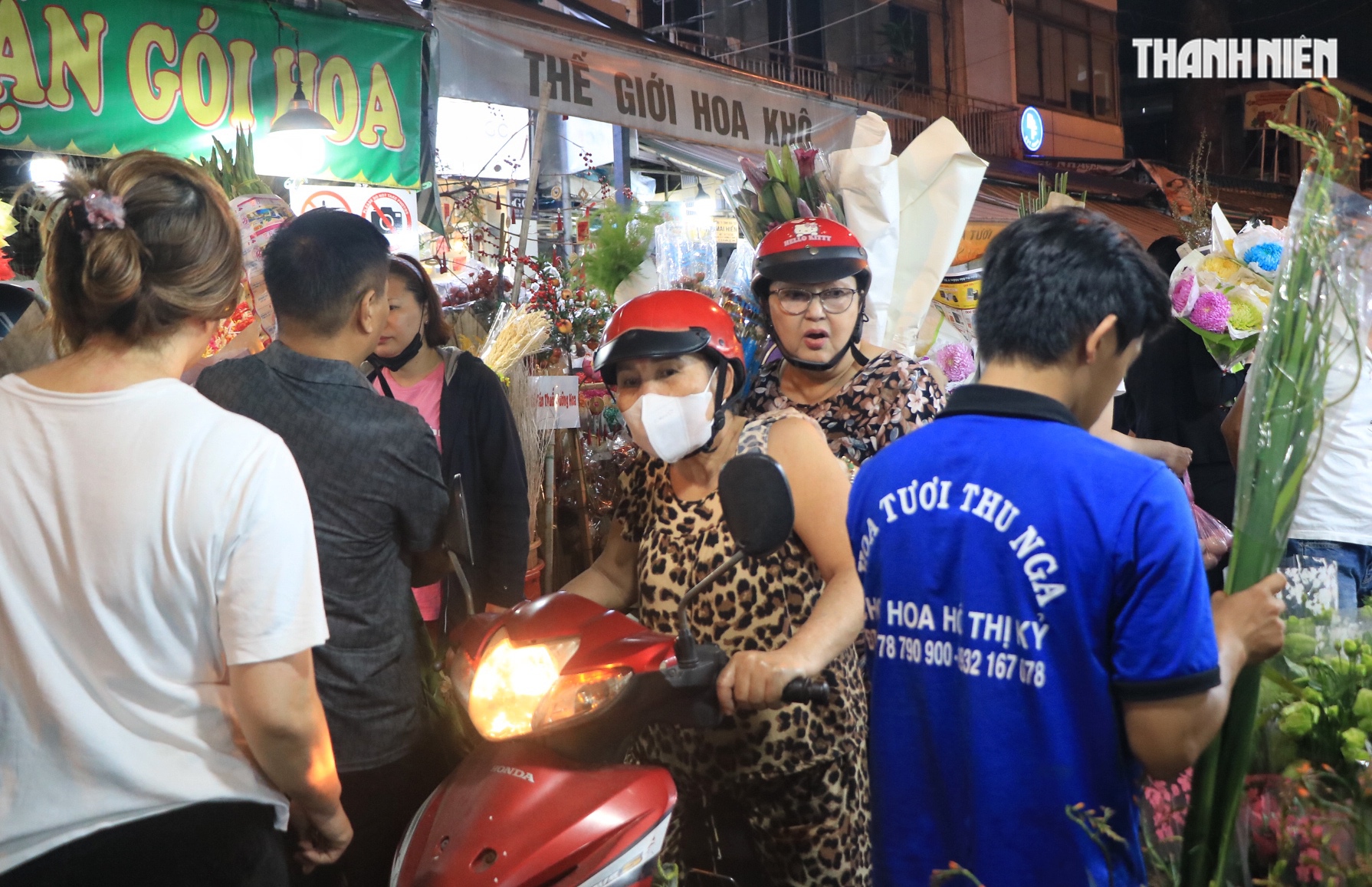 Đêm 28 tết, độc lạ chợ hoa lớn nhất TP.HCM: Shop… không cho trả giá, vì sao? - Ảnh 2.