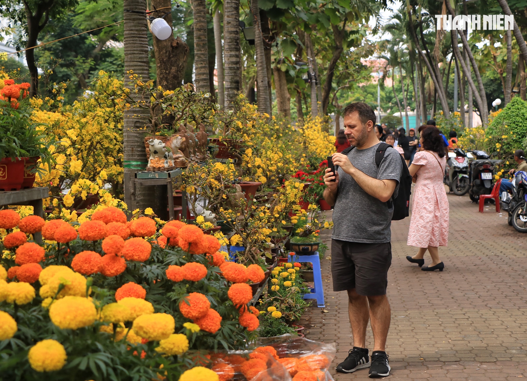Khách Tây đi chợ hoa tết trung tâm TP.HCM, làm điều lạ khiến nhà vườn tò mò - Ảnh 8.