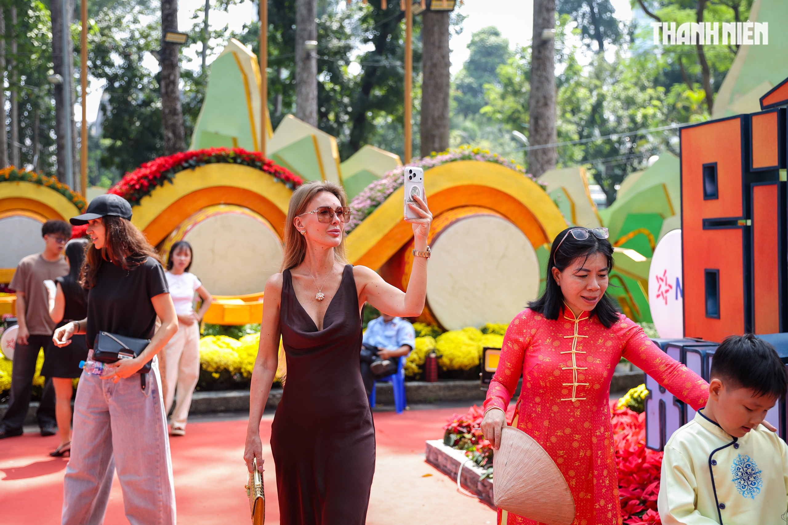 Bạn trẻ đổ về Hội hoa xuân Tao Đàn thưởng lãm sắc xuân, xem ngựa thật - Ảnh 11.