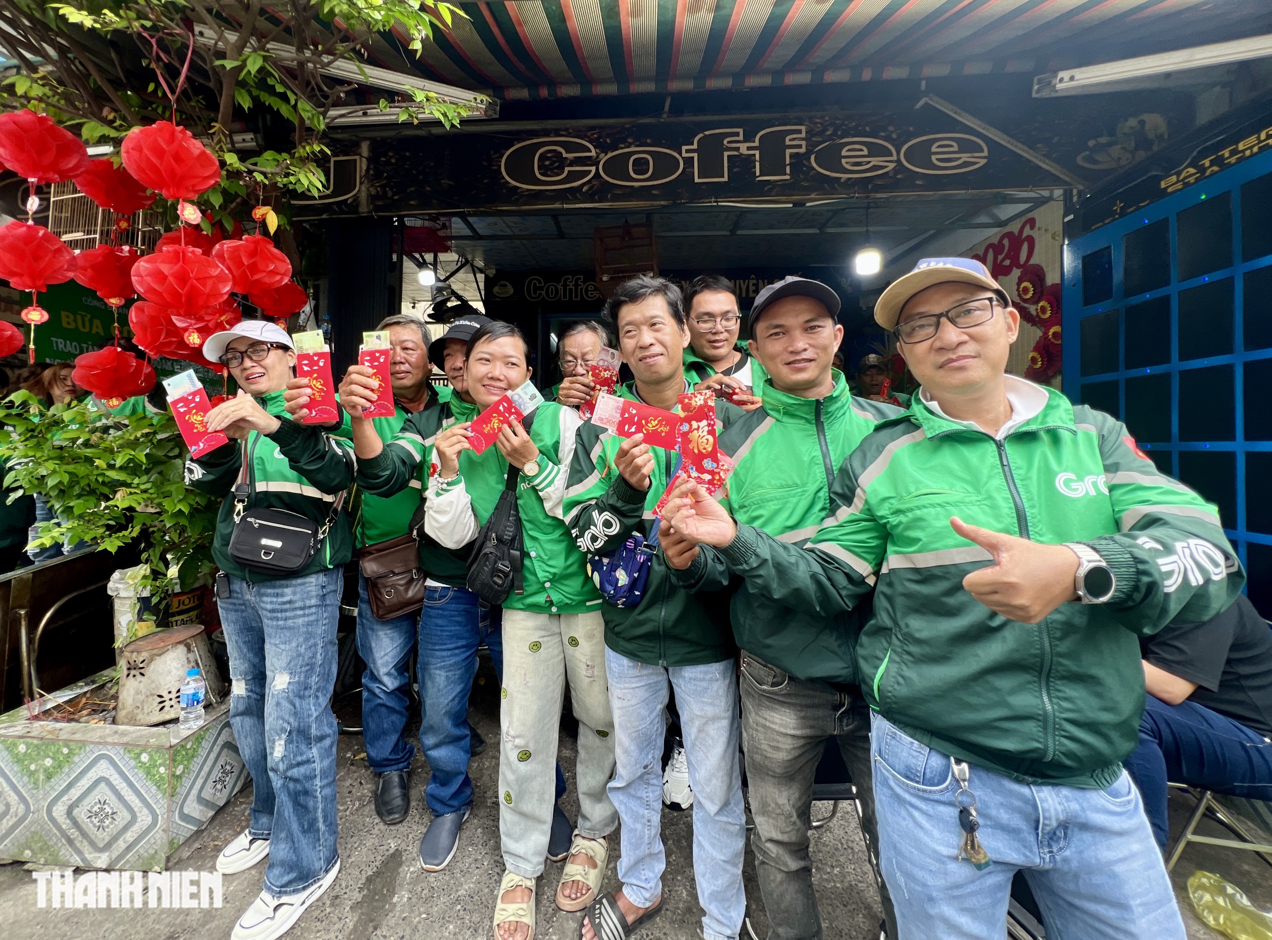 300 t&agrave;i xế xe c&ocirc;ng nghệ c&ugrave;ng vỡ o&agrave; khui l&igrave; x&igrave; trong bữa cơm 28 tết - Ảnh 2.