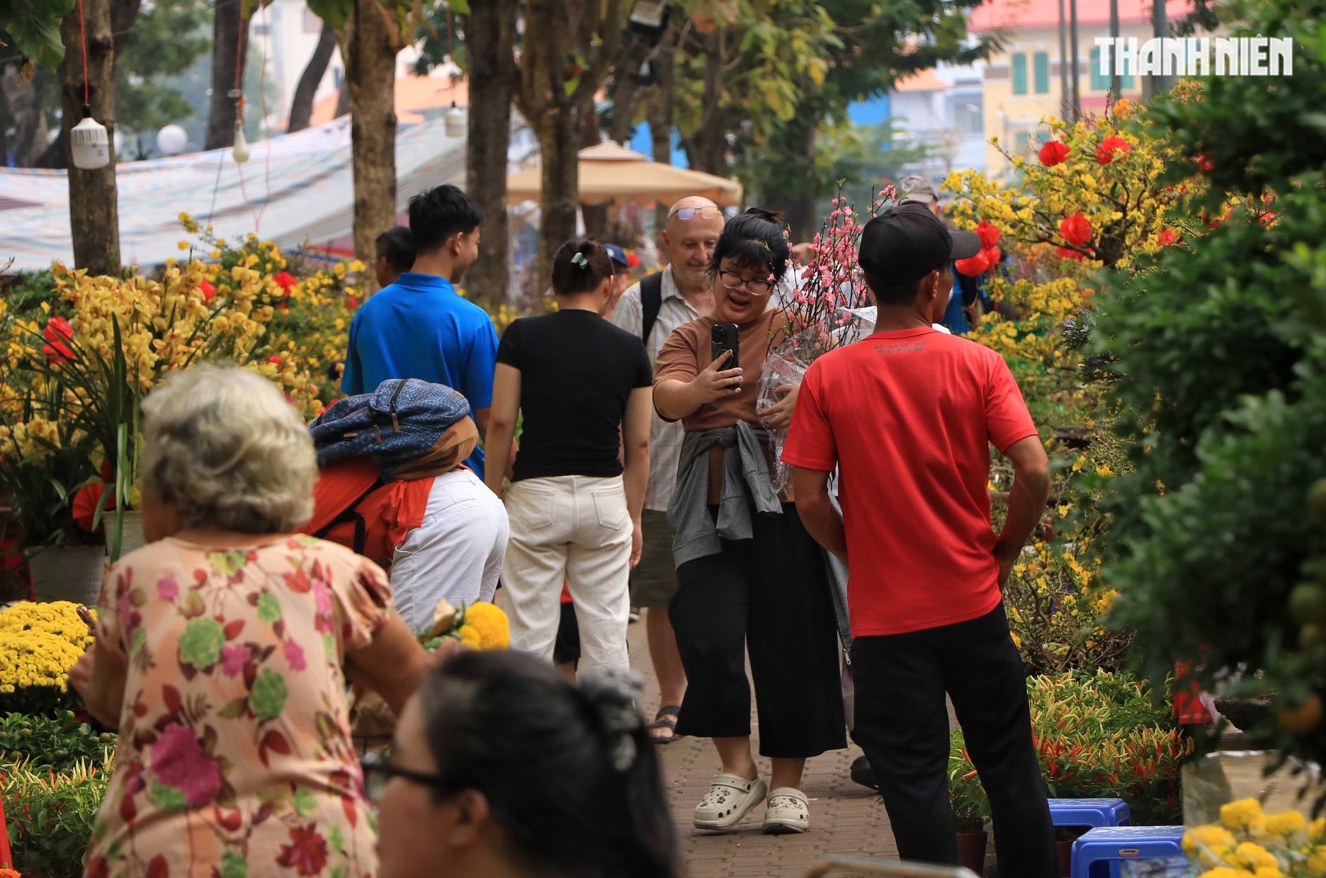 Nỗi niềm ở chợ hoa tết trung tâm TP.HCM: Ngày trước giao thừa người khóc, người cười! - Ảnh 1.